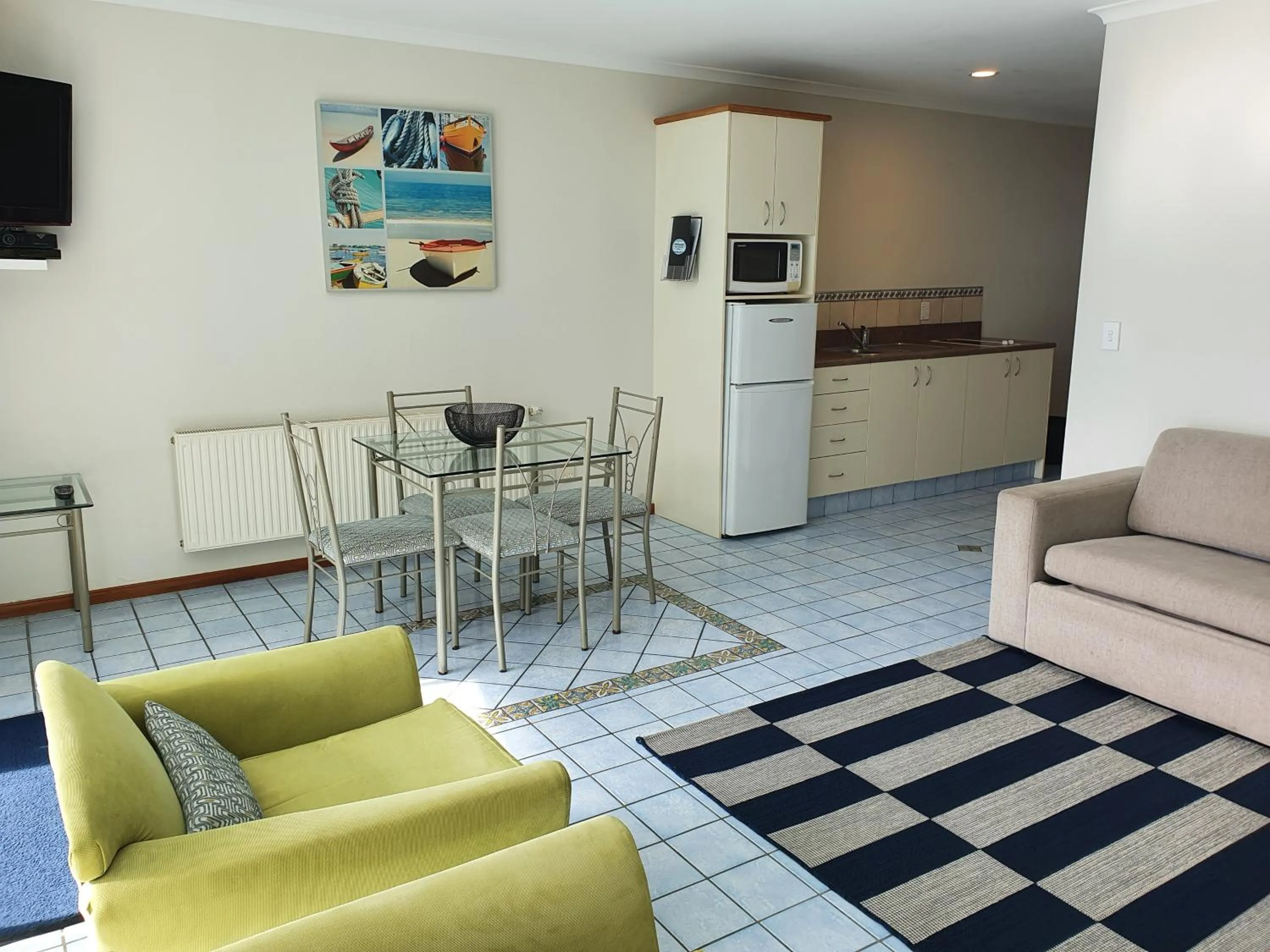 Living room in Breakers Motel