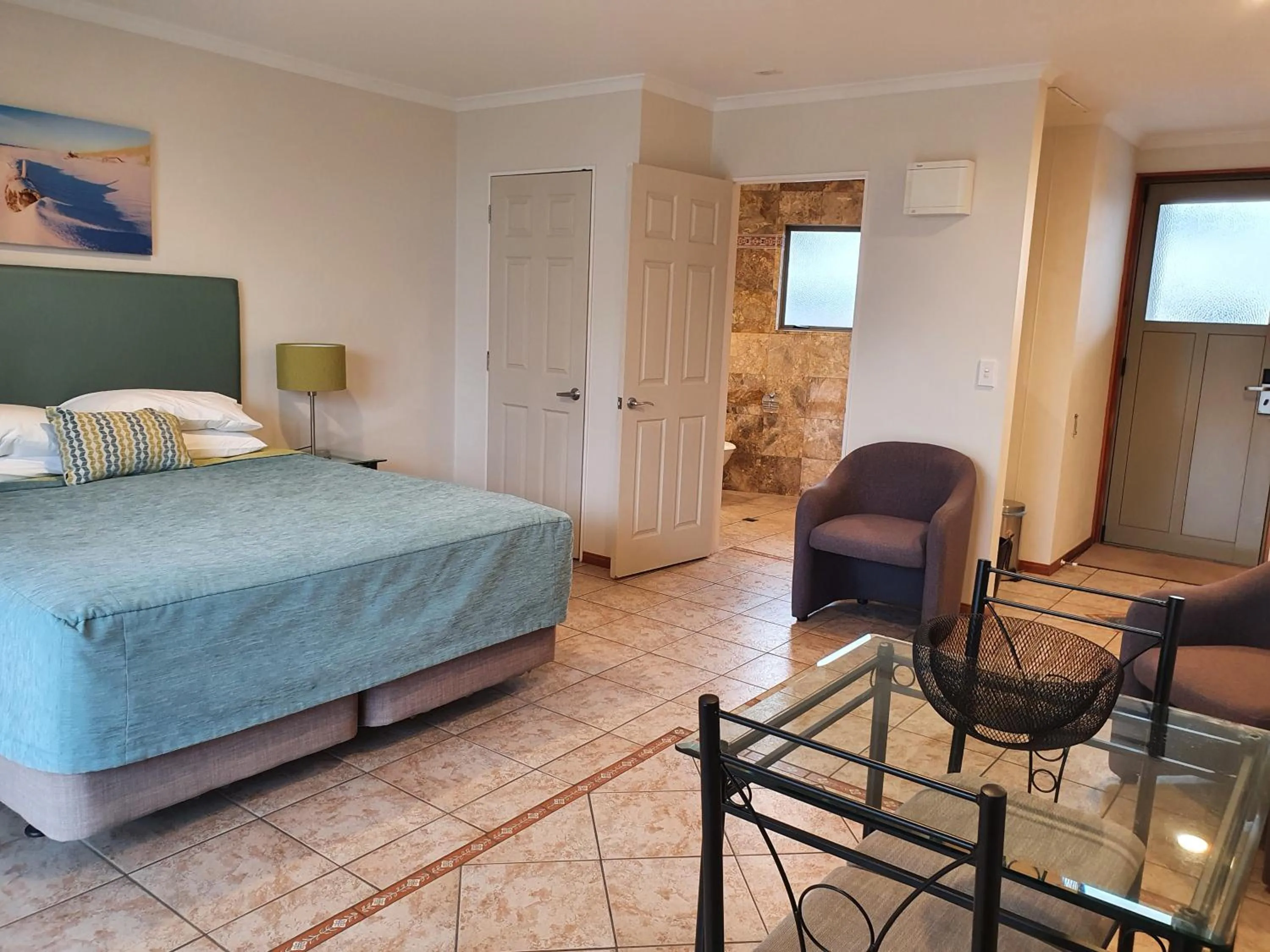 Photo of the whole room, Bed in Breakers Motel