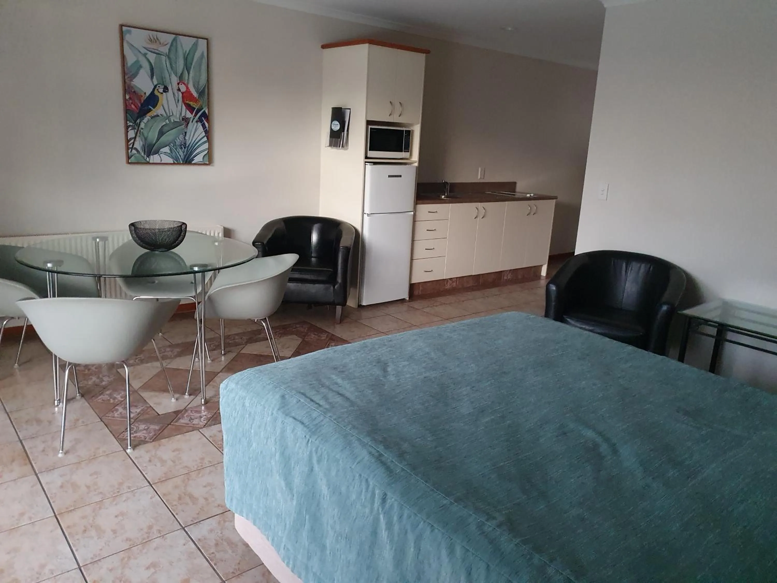 Photo of the whole room, Bed in Breakers Motel