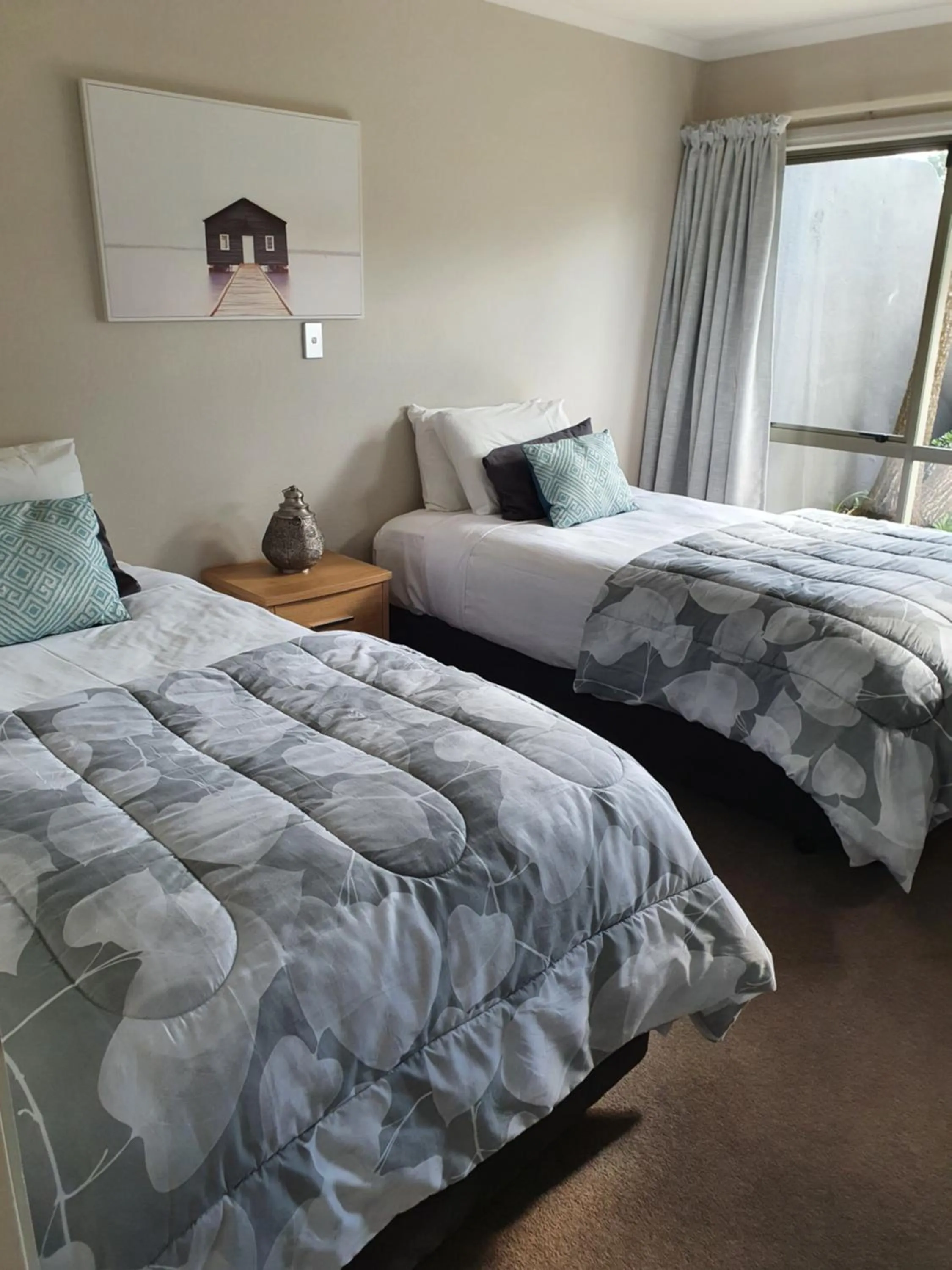 Bedroom, Bed in Breakers Motel