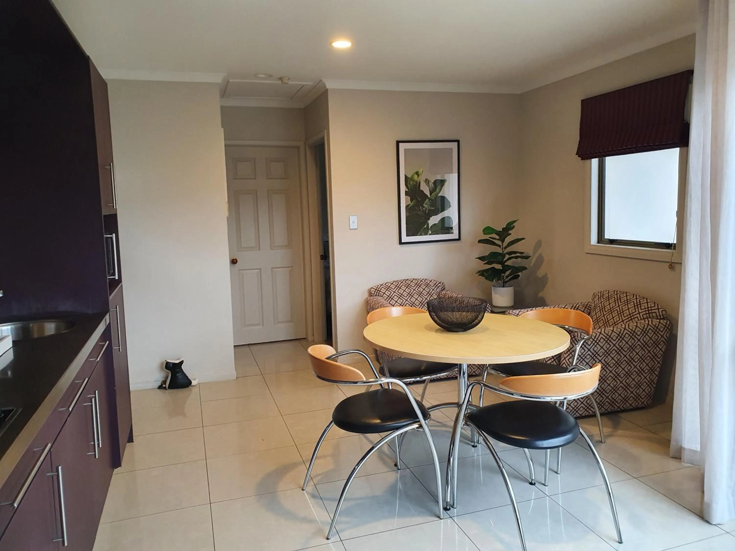Dining area in Breakers Motel