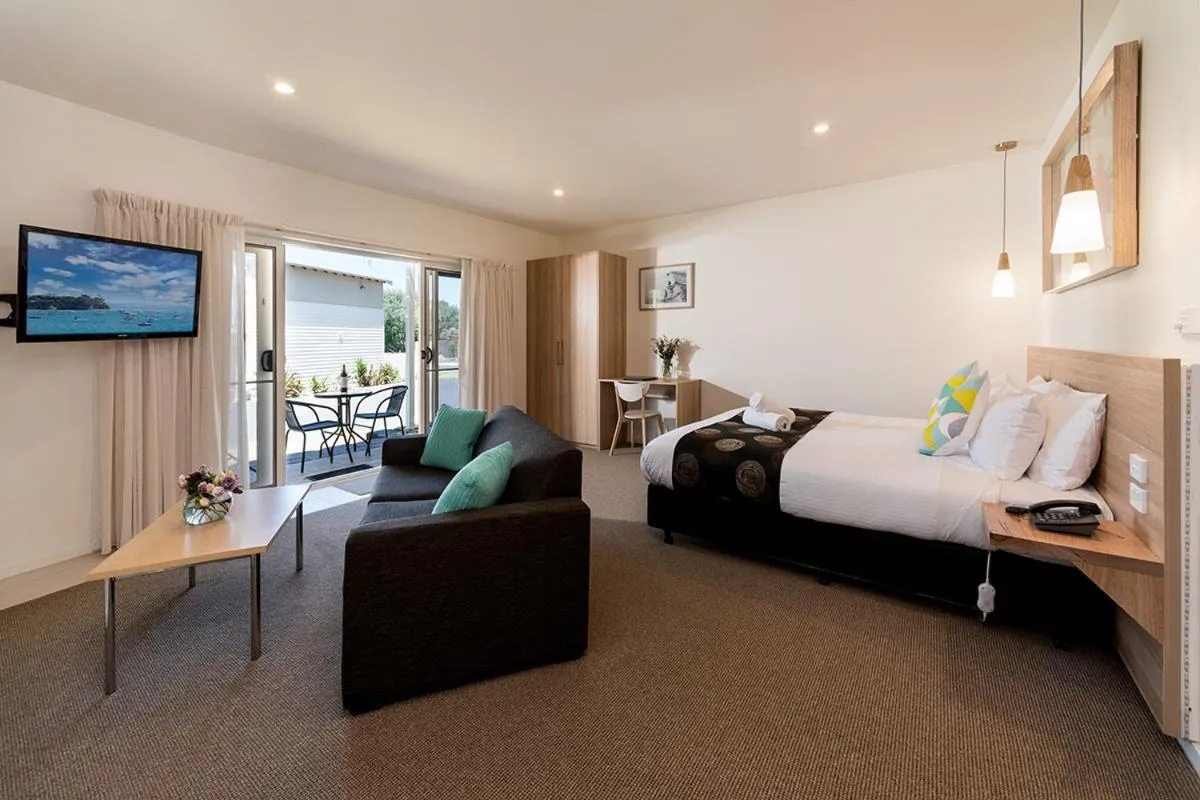 Bathroom, Bed in Boathouse Resort Studios and Suites