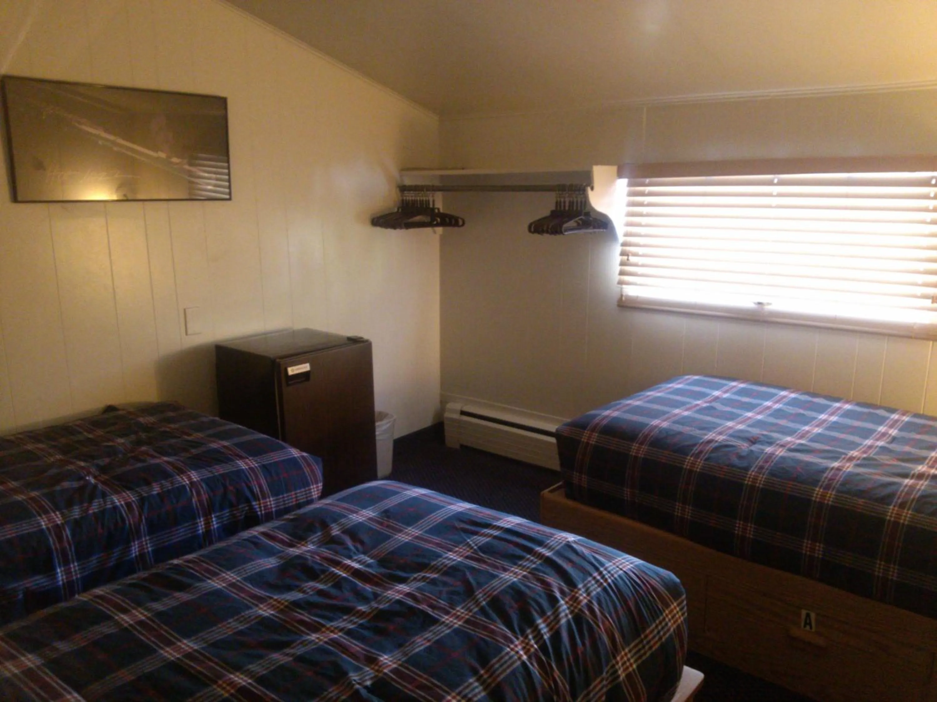 Communal lounge/ TV room, Bed in St Moritz Lodge and Condominiums