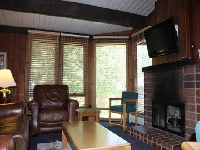 Living room in St Moritz Lodge and Condominiums