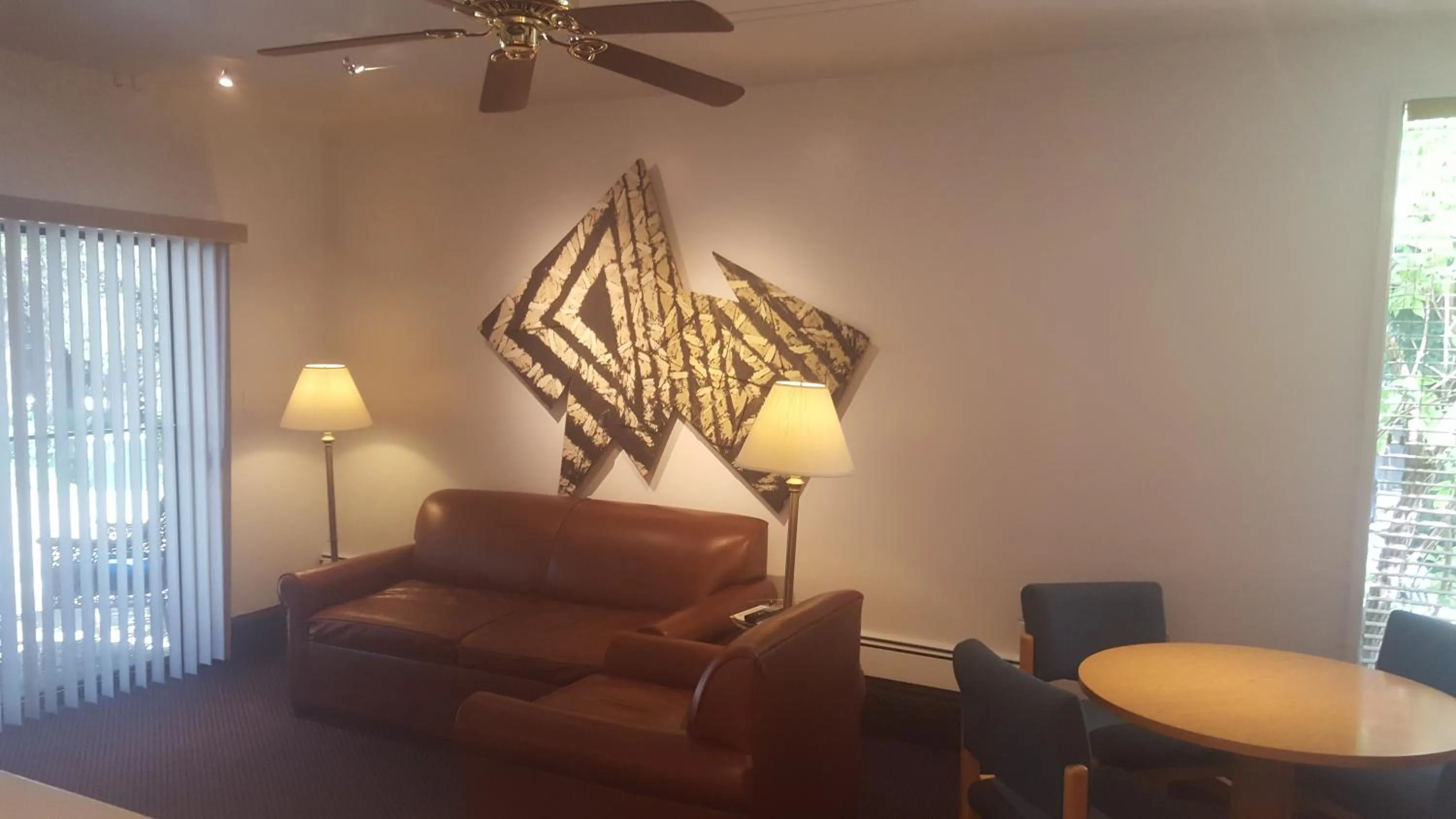 Living room in St Moritz Lodge and Condominiums