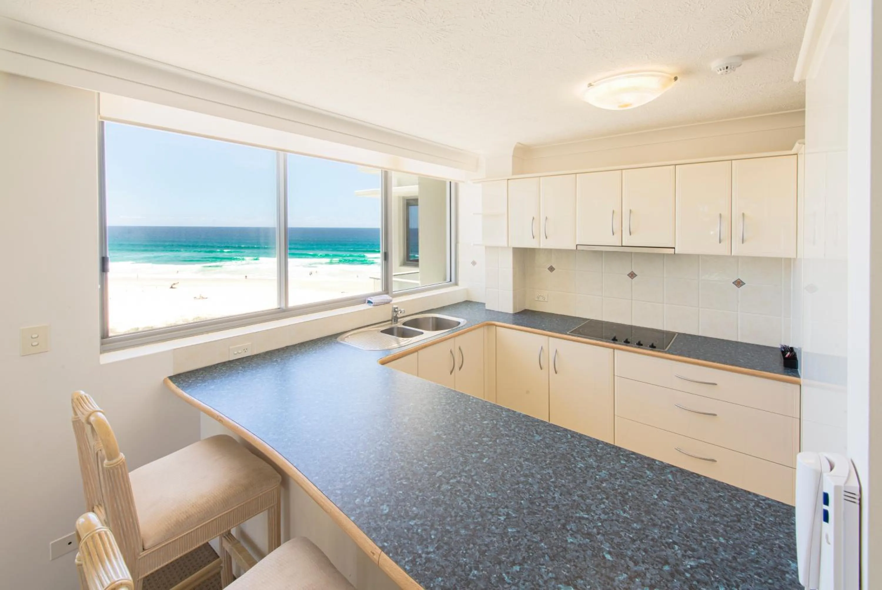 Kitchen or kitchenette in Berkeley on the Beach