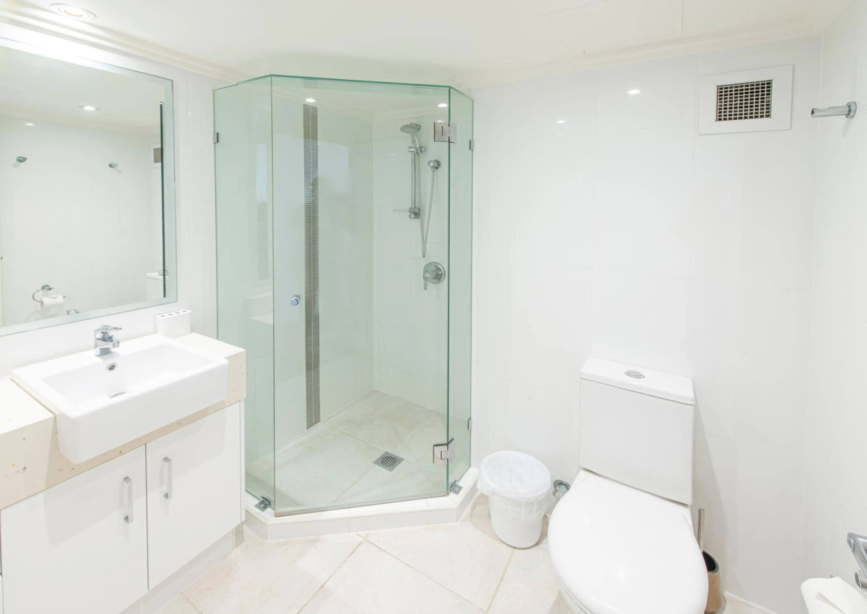 Bathroom in Berkeley on the Beach