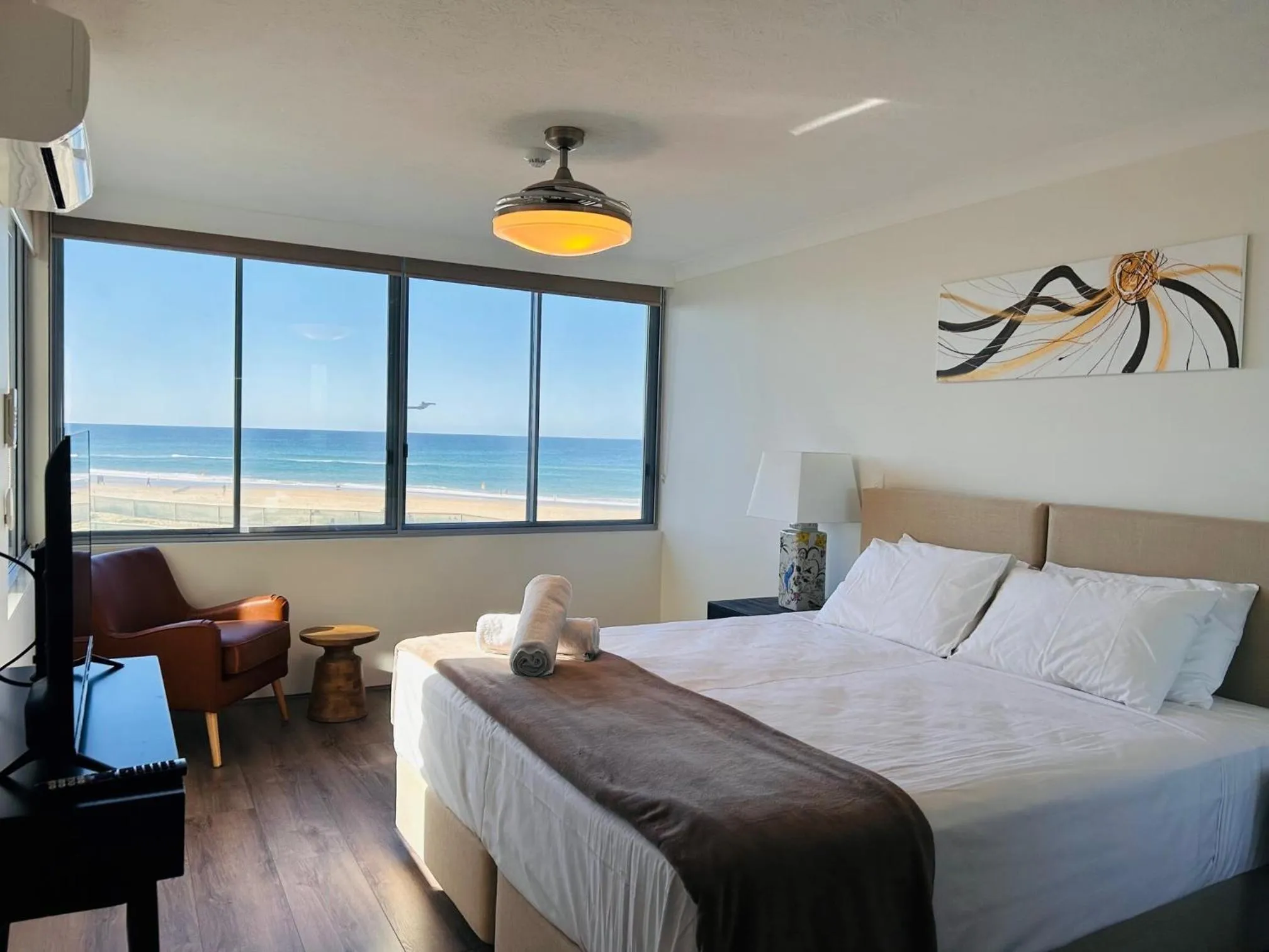 Bedroom, Bed in Berkeley on the Beach