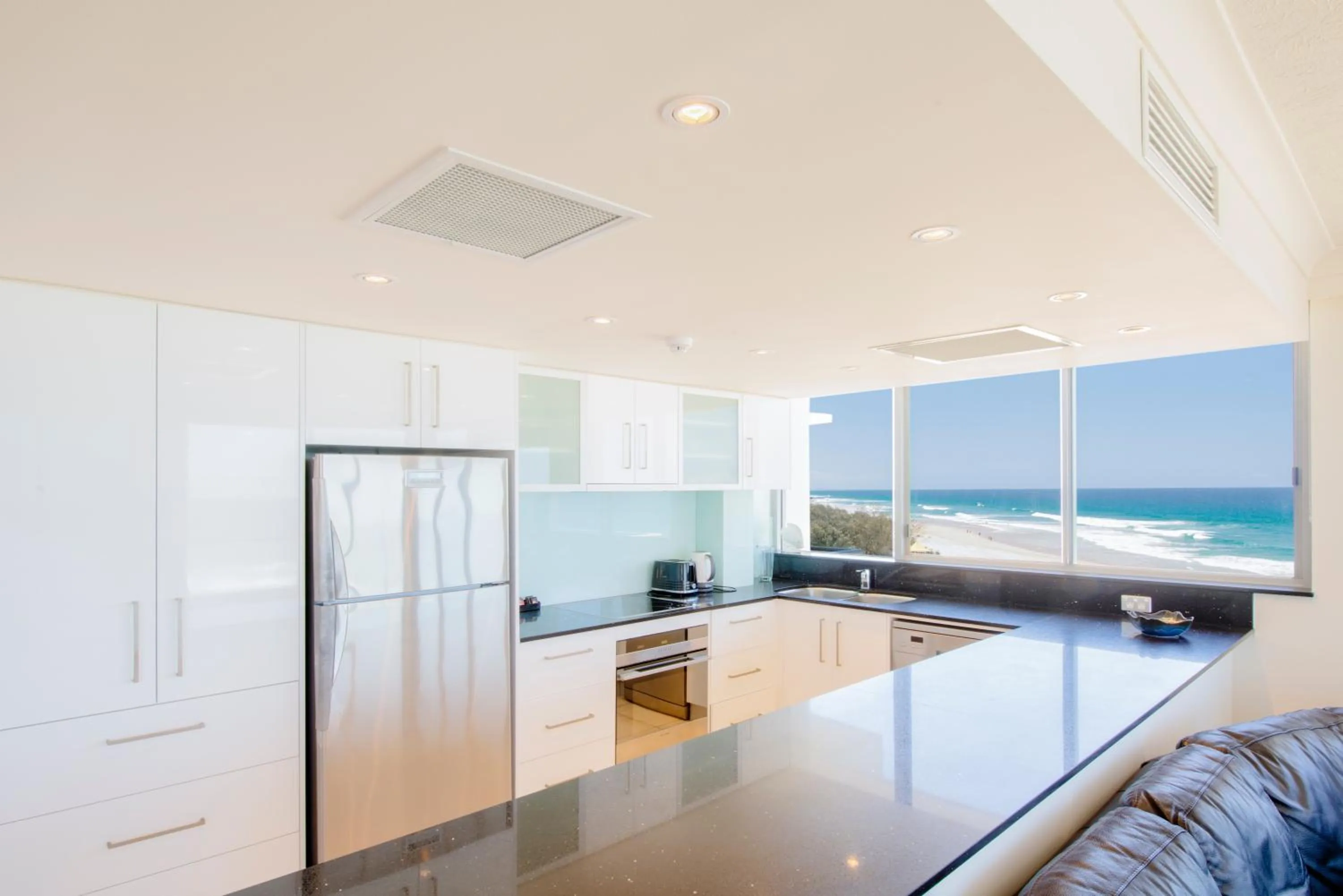 Kitchen or kitchenette in Berkeley on the Beach