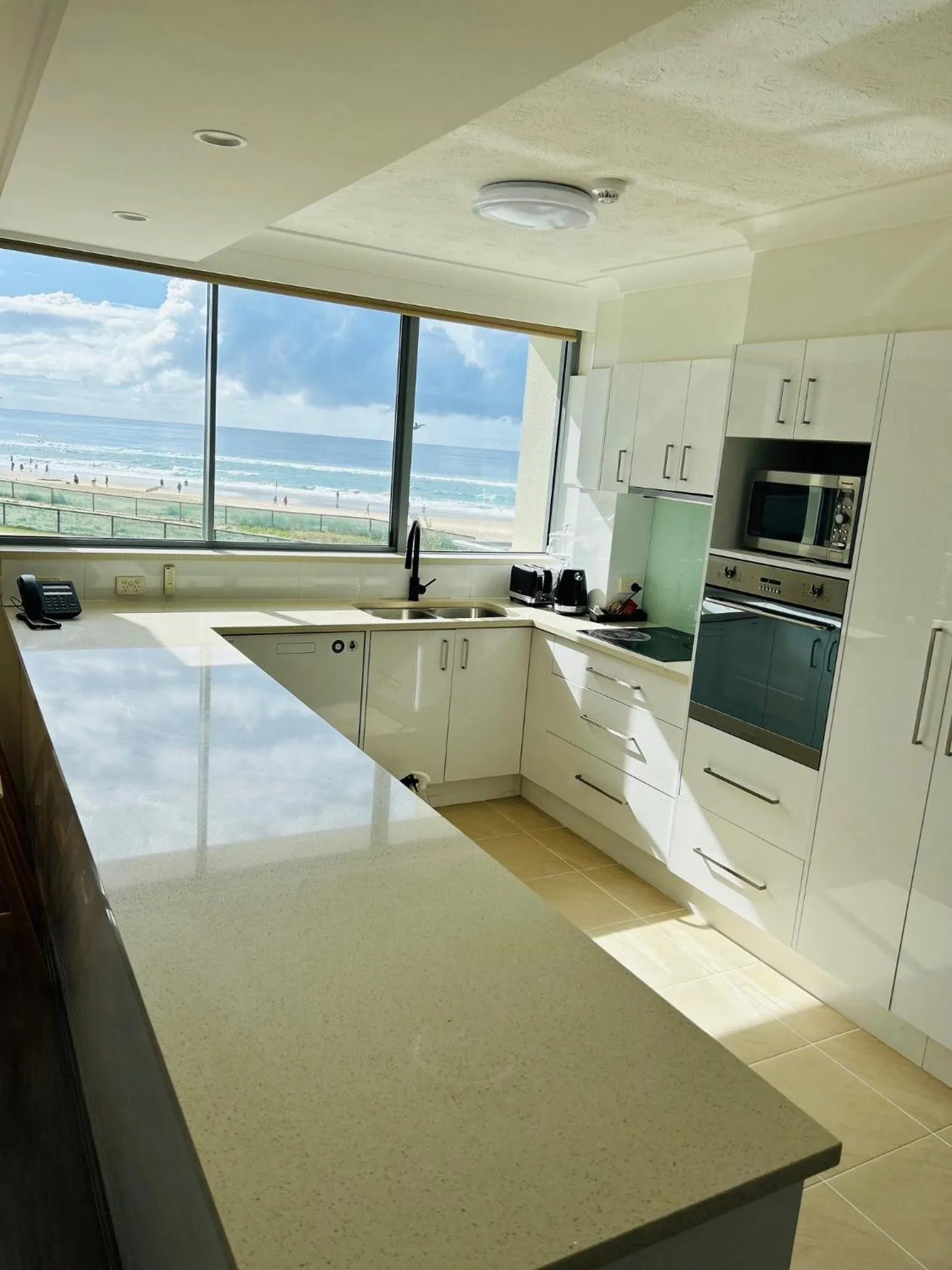 Kitchen or kitchenette in Berkeley on the Beach