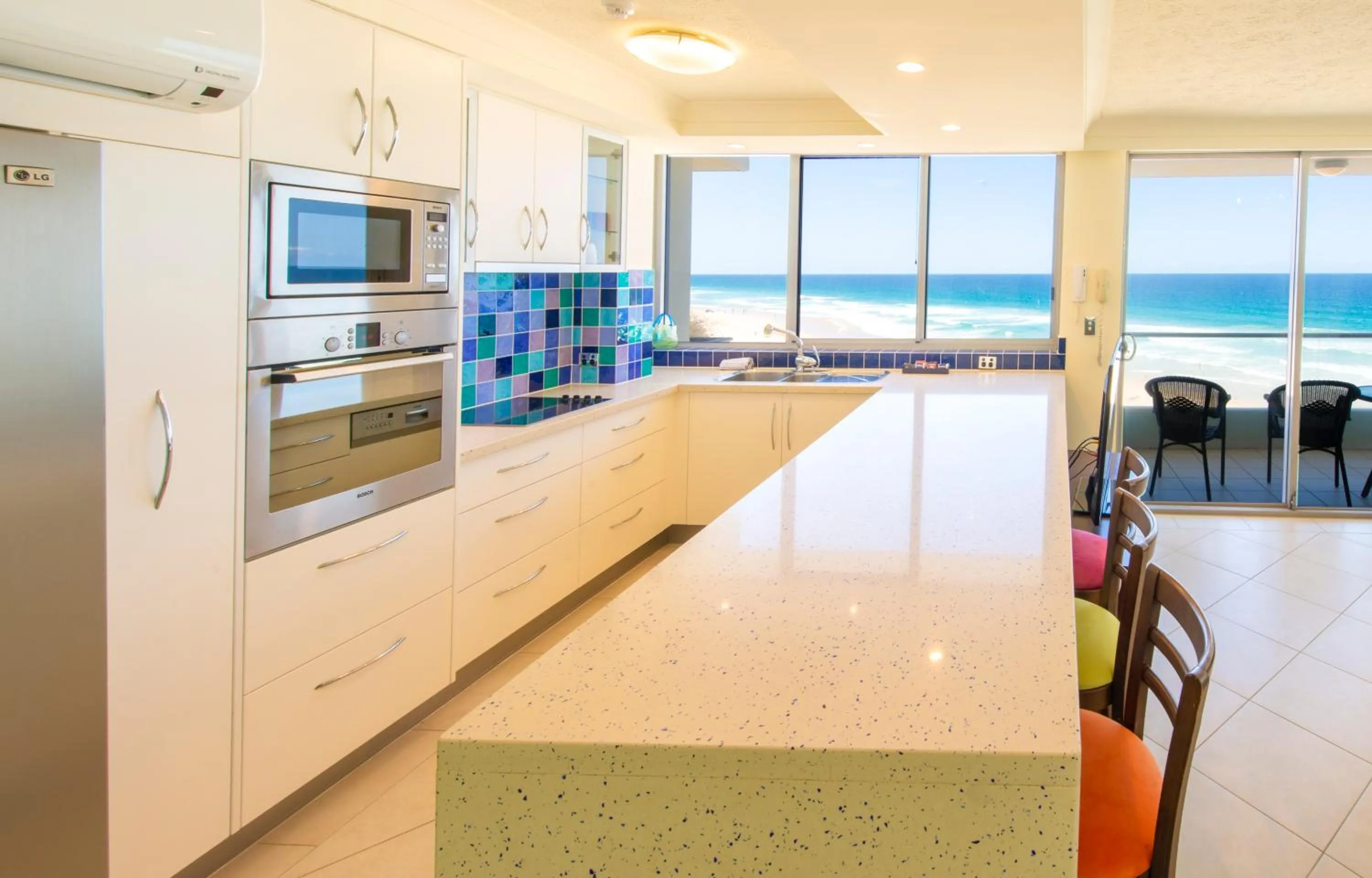 Kitchen or kitchenette in Berkeley on the Beach