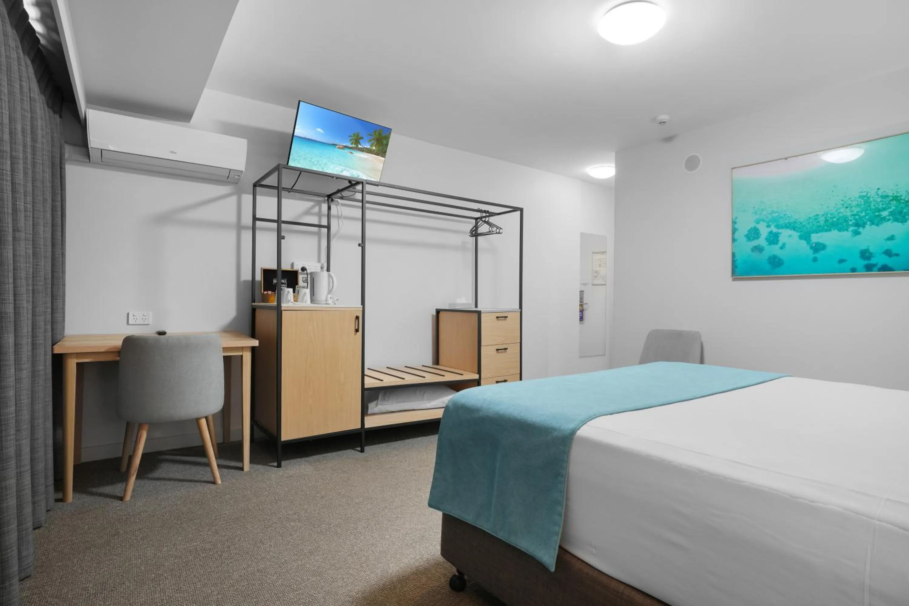 Bed in Gladstone Reef Hotel Motel