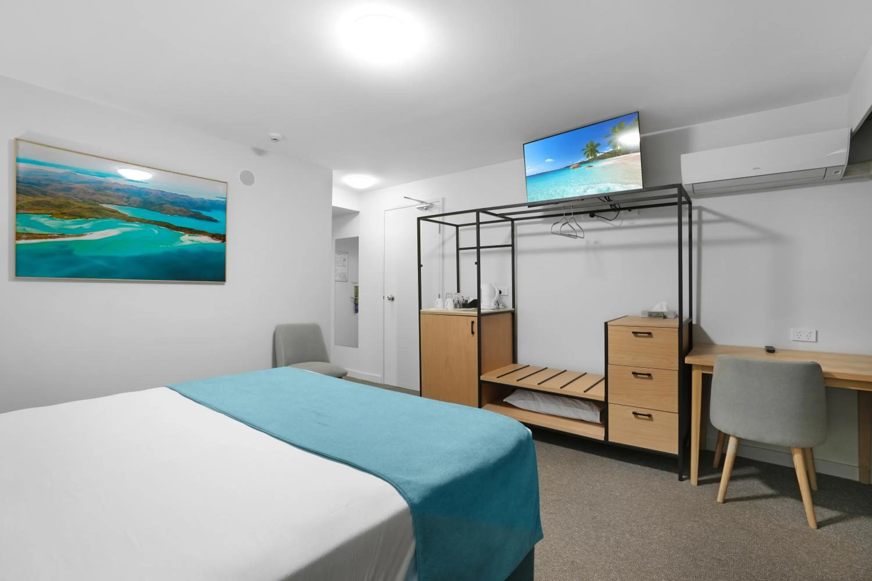 Bed in Gladstone Reef Hotel Motel