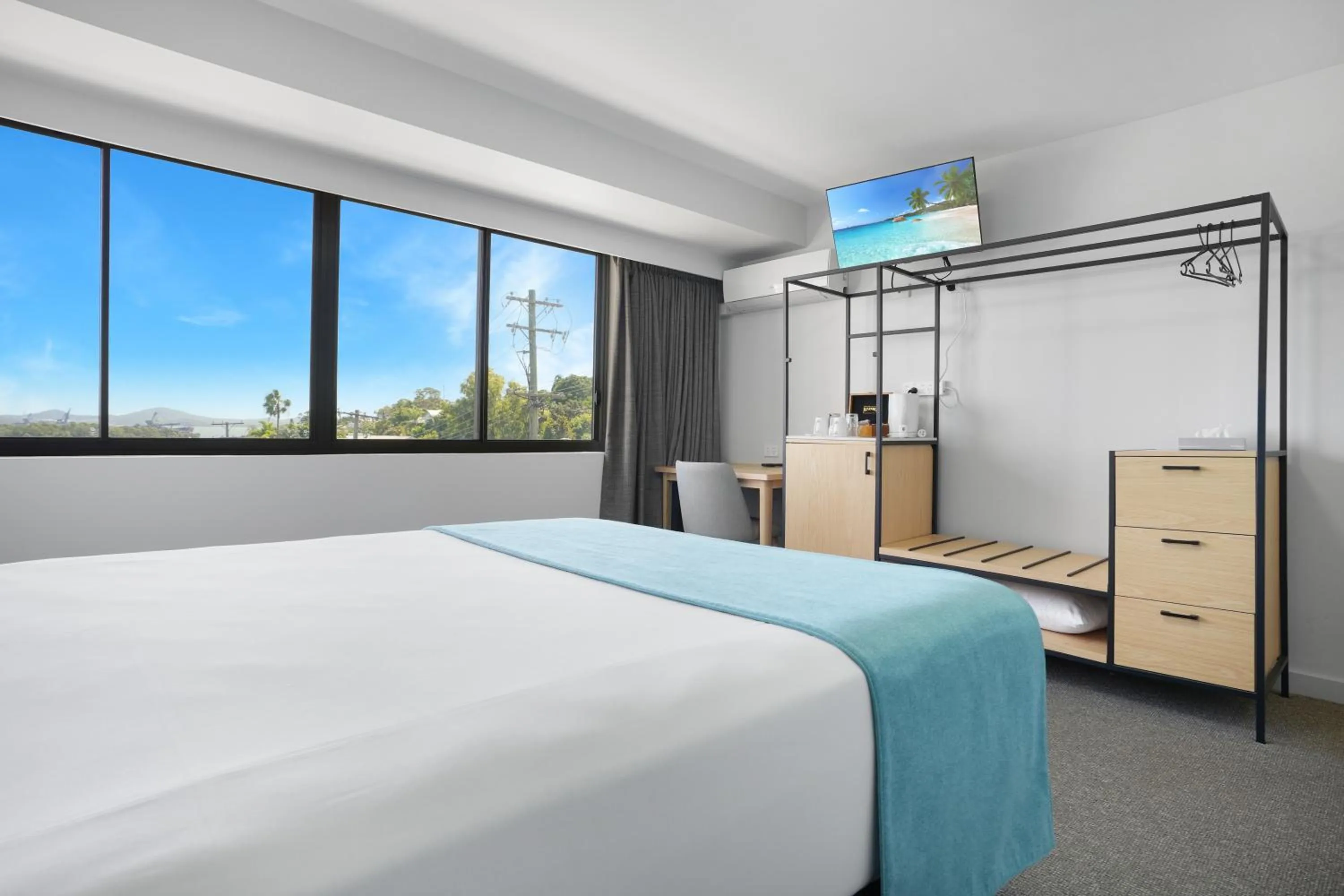 Bed in Gladstone Reef Hotel Motel