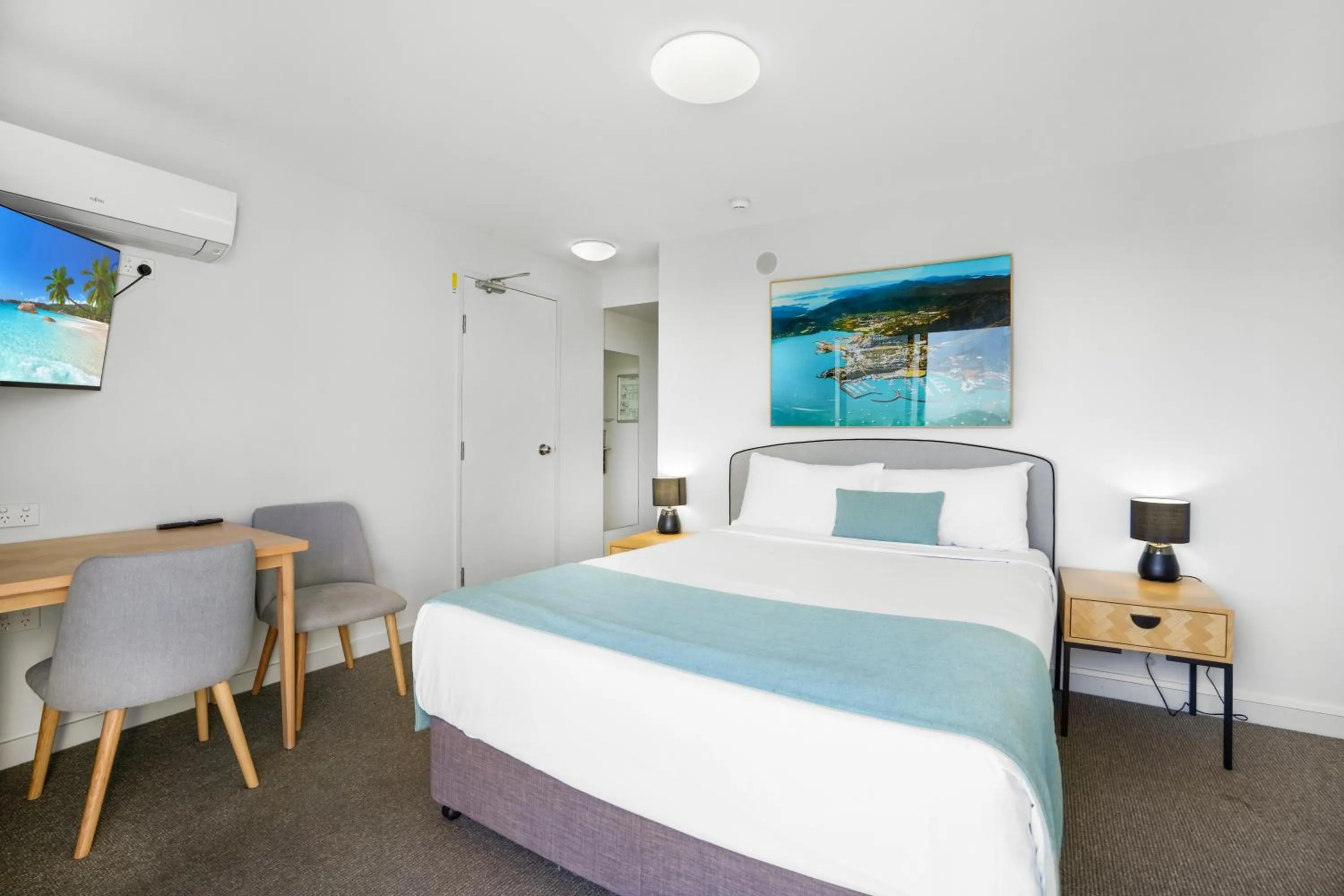 Bed in Gladstone Reef Hotel Motel