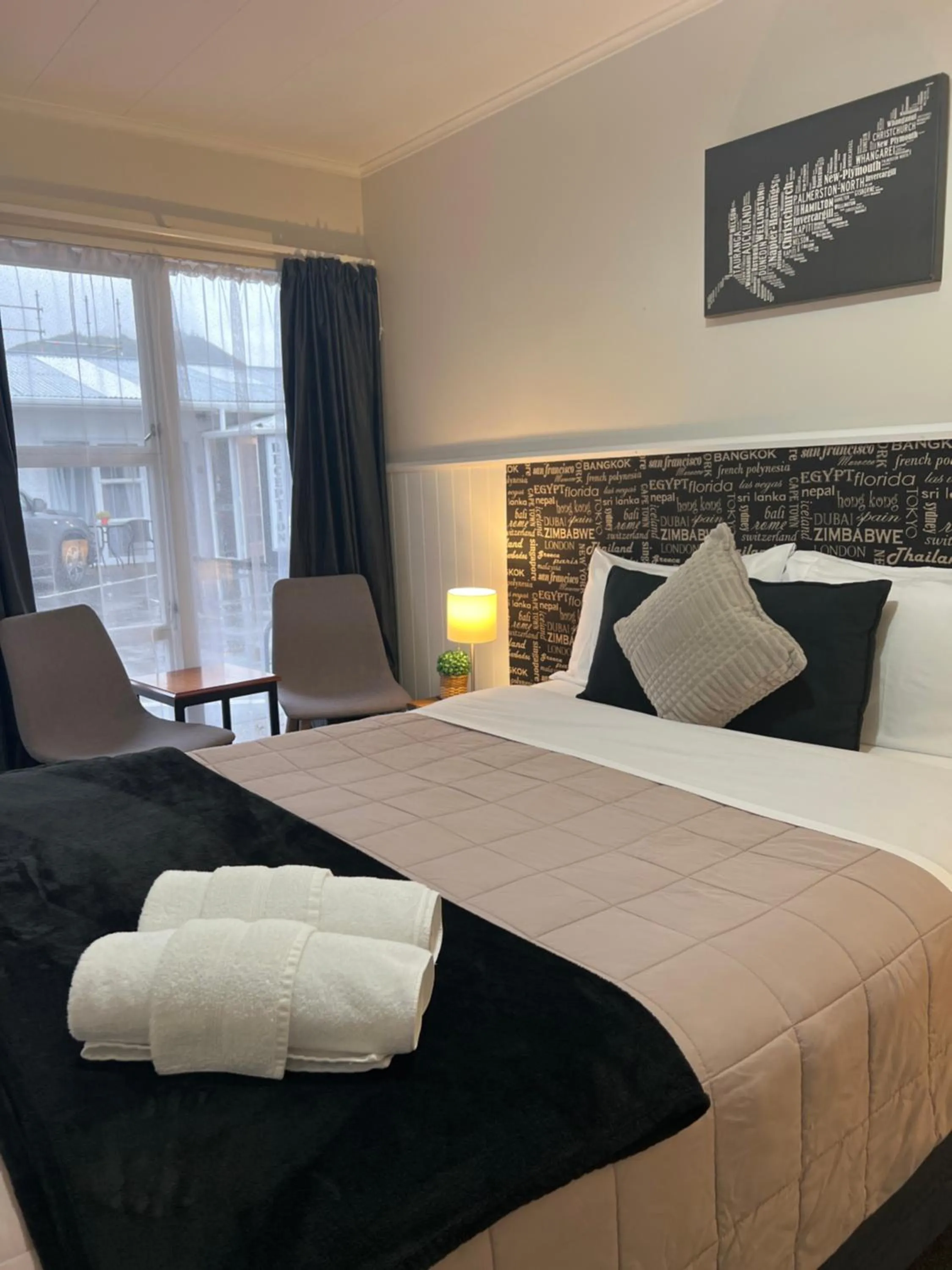 Bedroom, Bed in High Street Living Motel