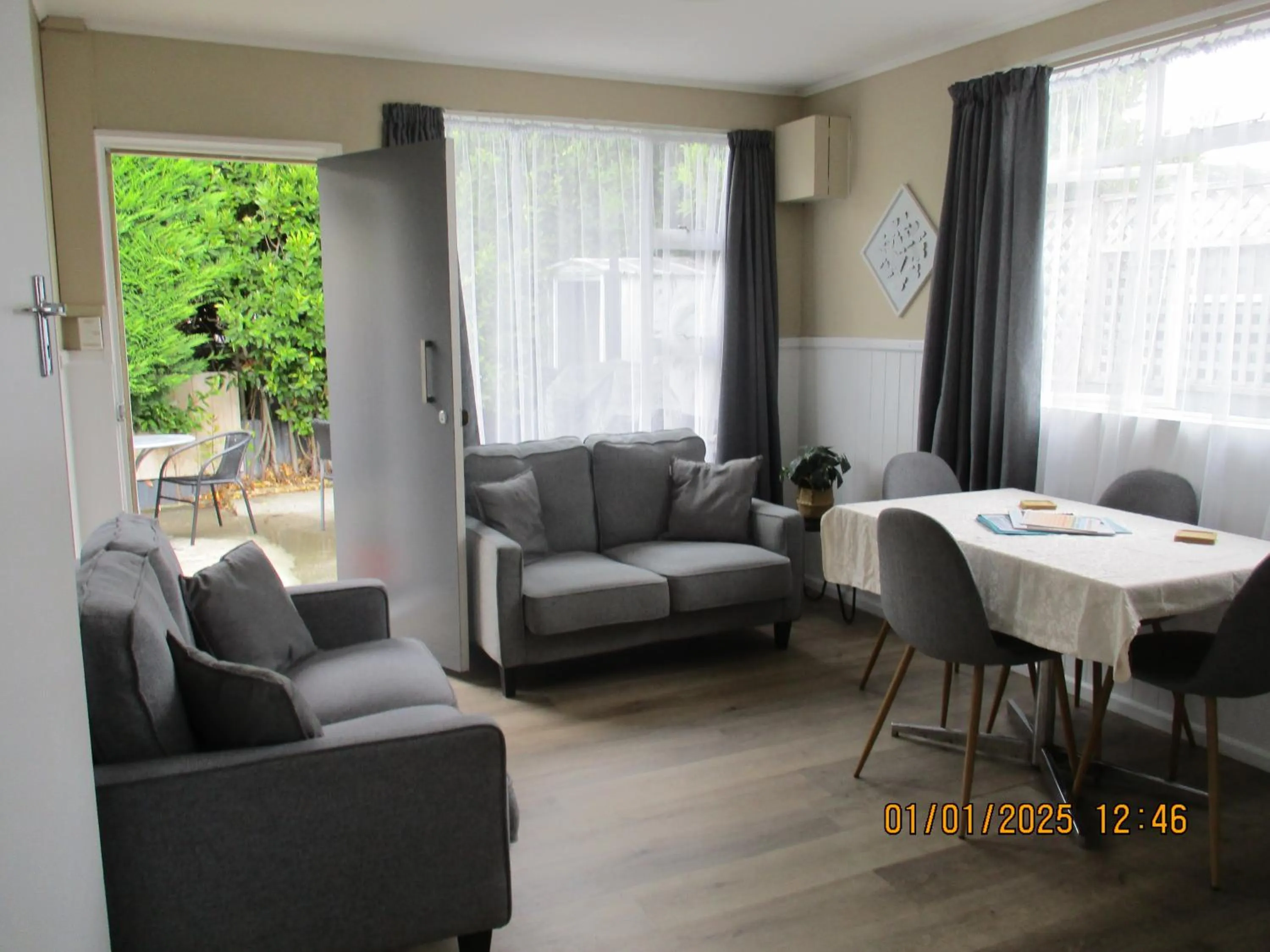 Living room in High Street Living Motel