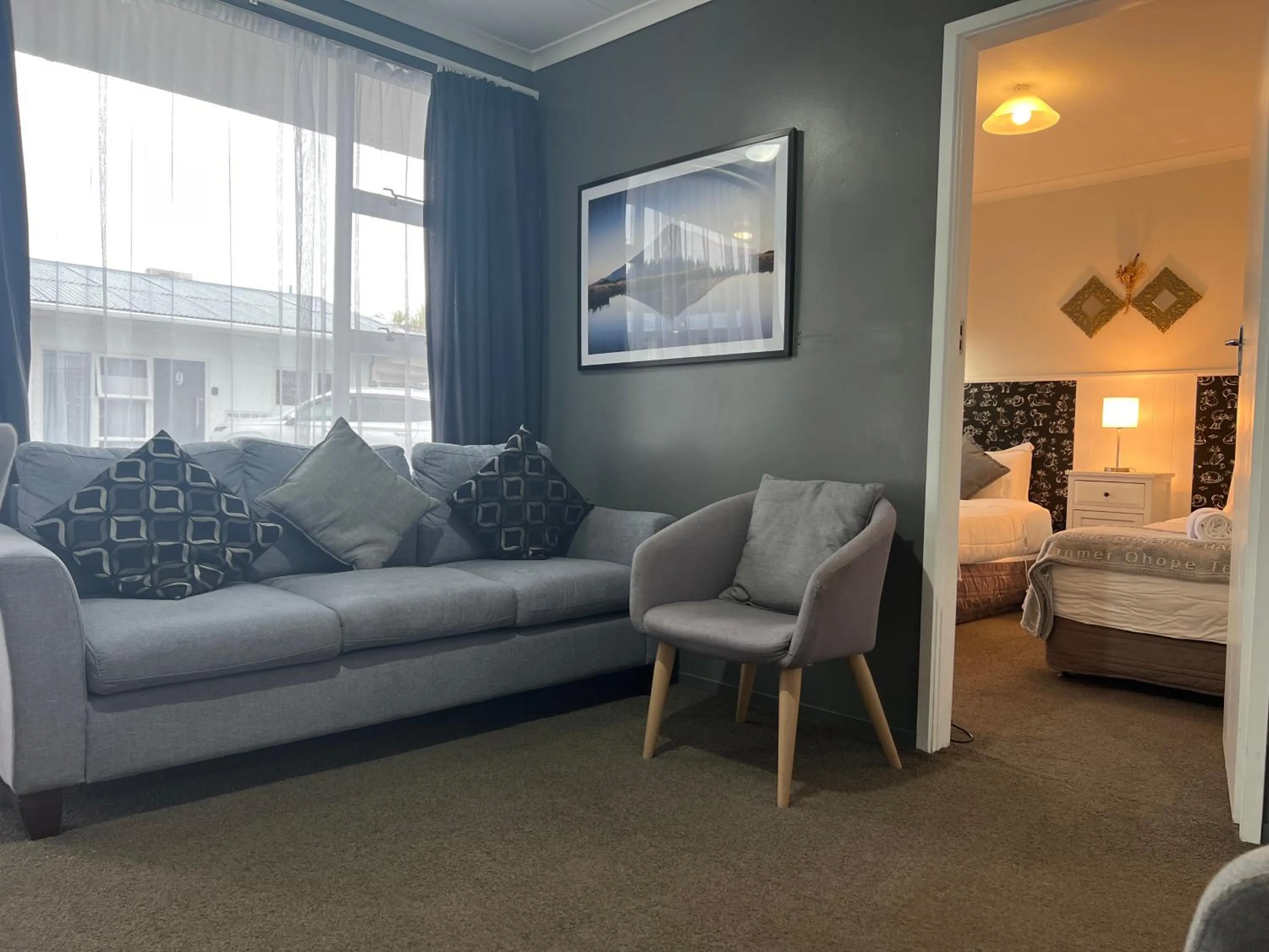 Living room, Bed in High Street Living Motel