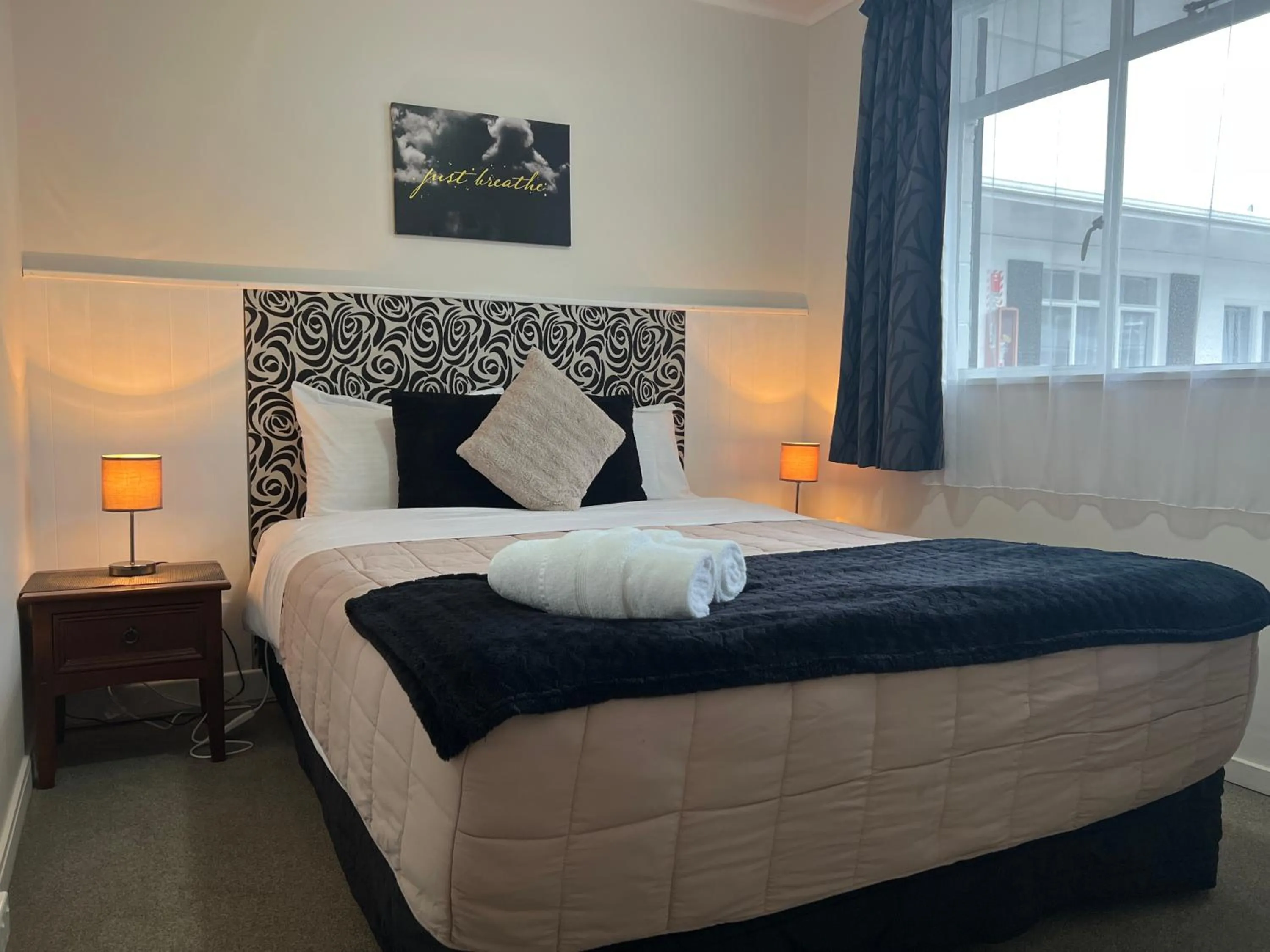 Bedroom, Bed in High Street Living Motel