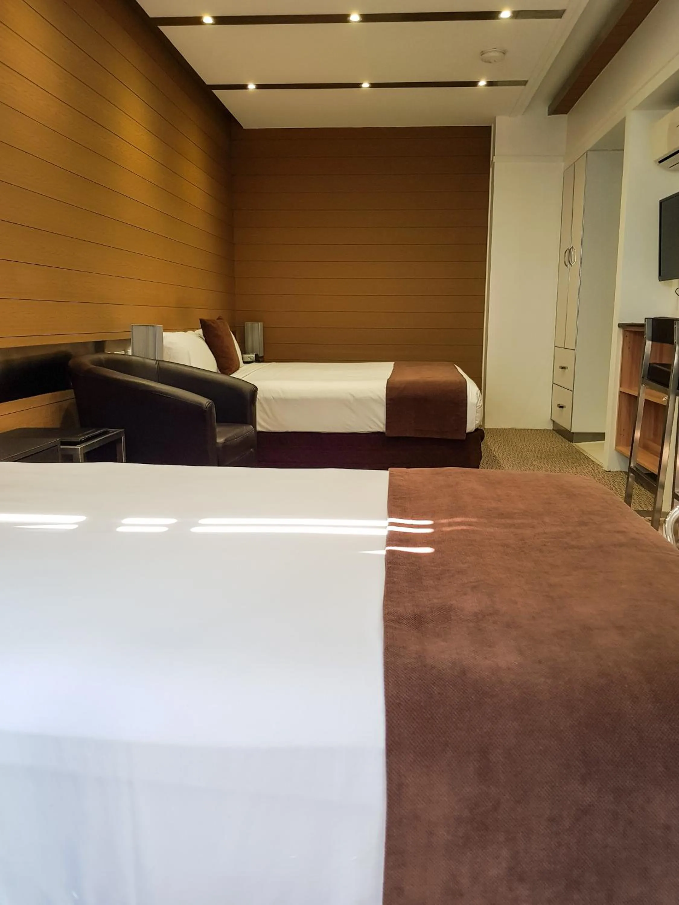 Shower, Bed in Moura Meridian Motel