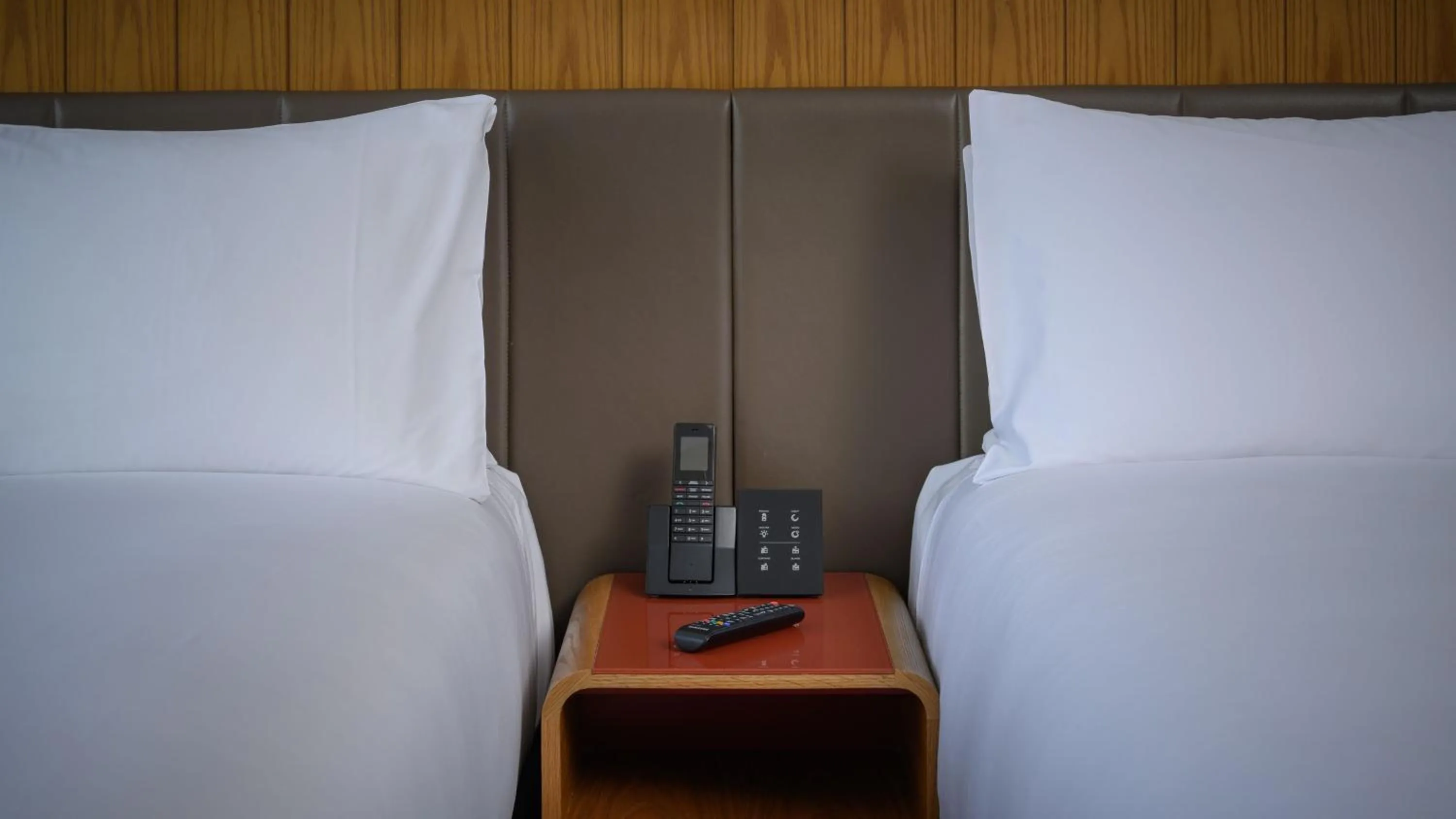 Photo of the whole room, Bed in Crowne Plaza Hobart by IHG