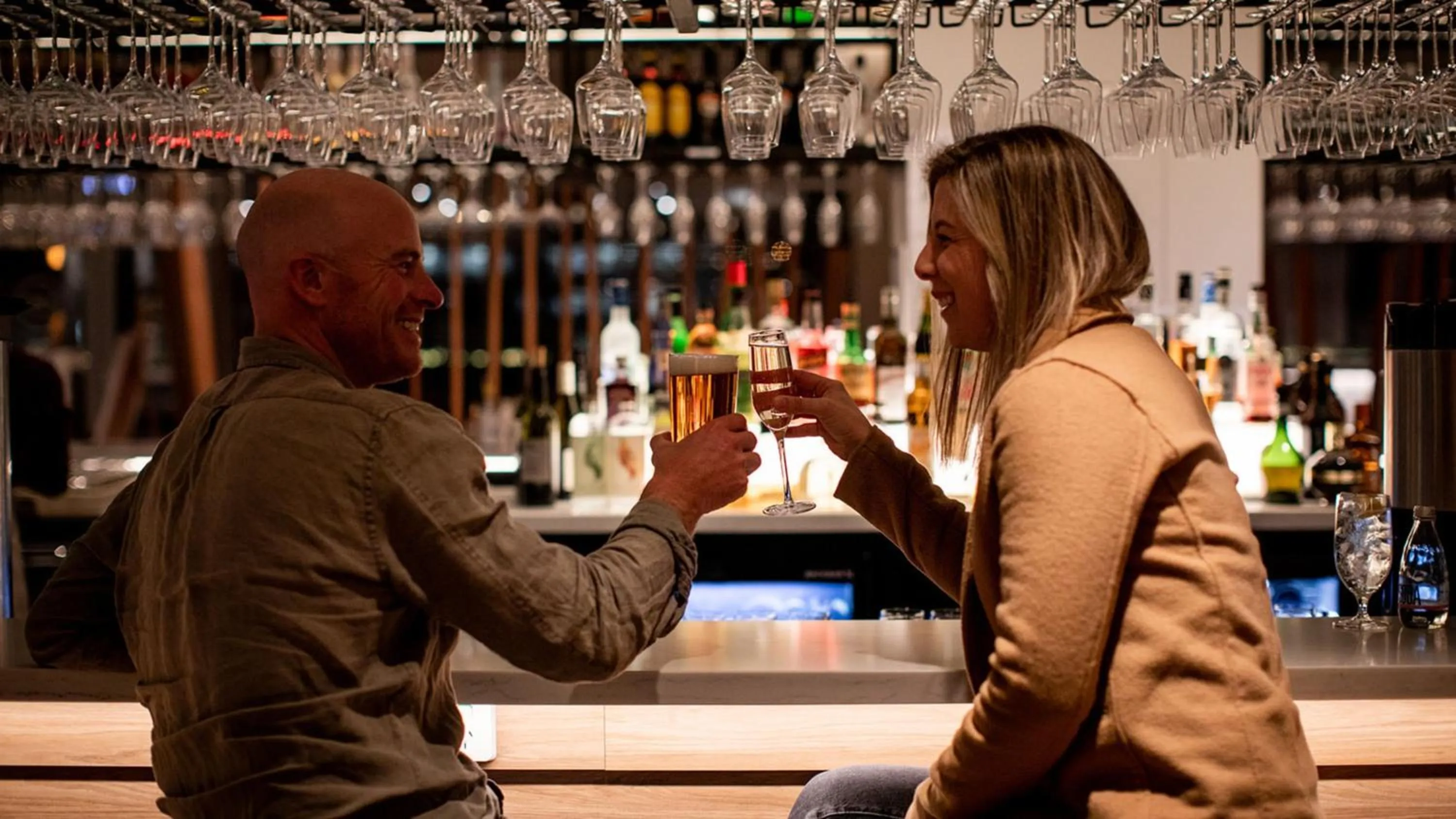 Lounge or bar in Crowne Plaza Hobart by IHG