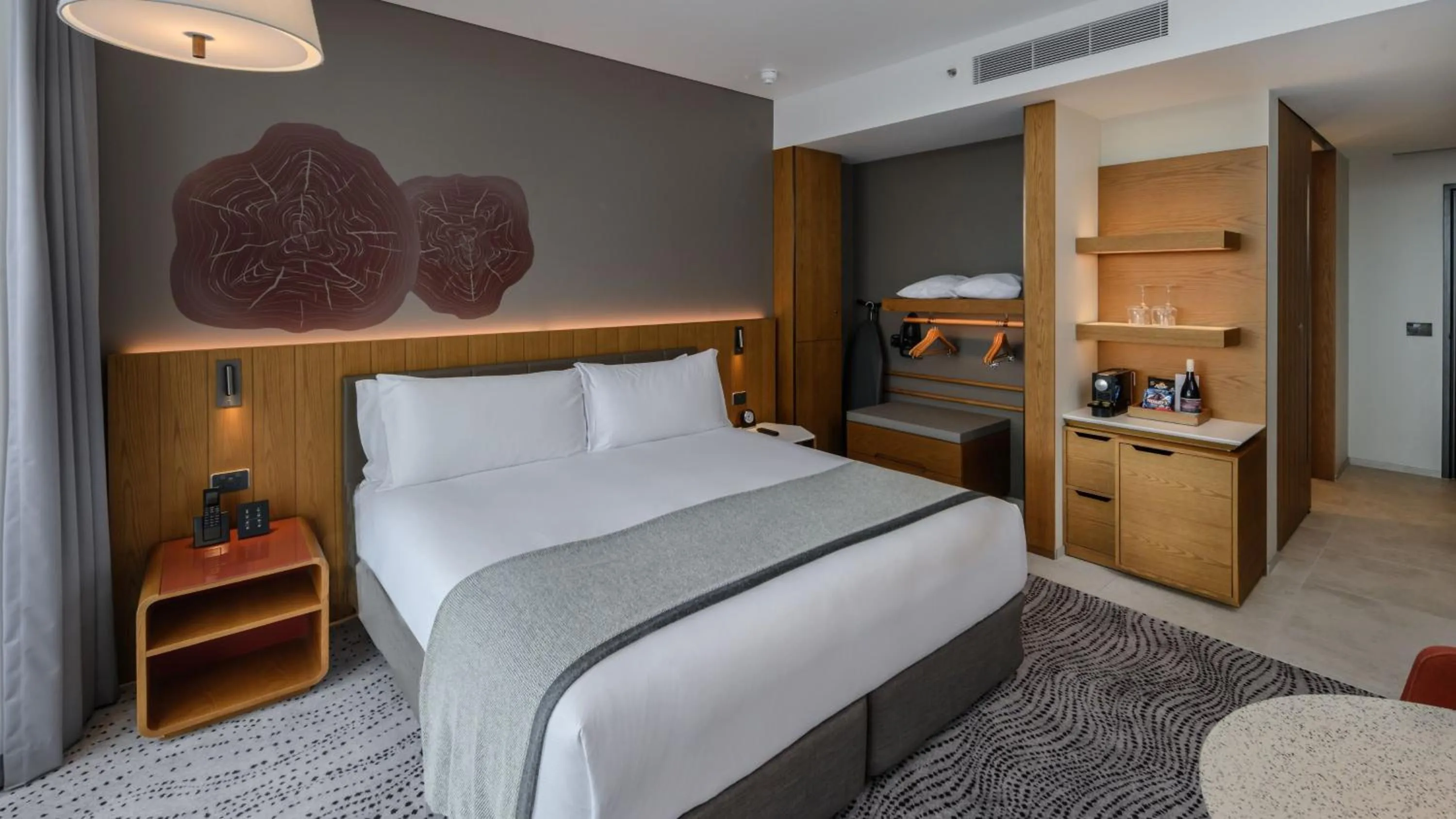 Photo of the whole room, Bed in Crowne Plaza Hobart by IHG