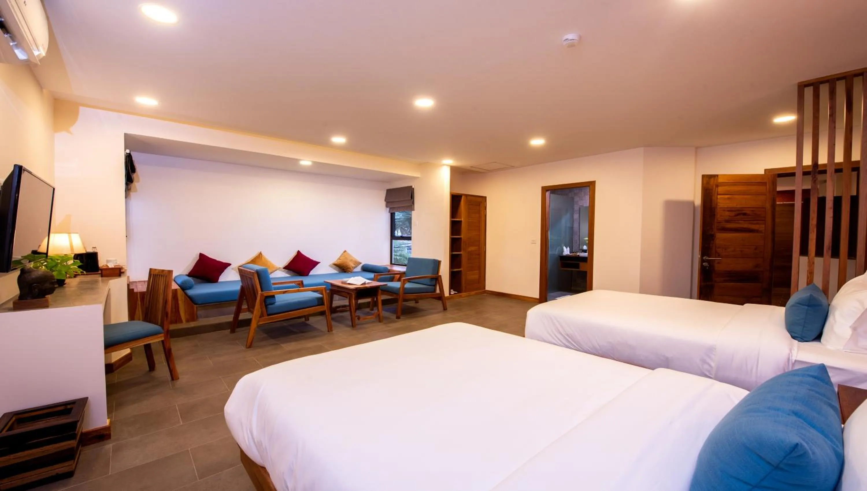 Photo of the whole room, Bed in Araya Angkor Residence