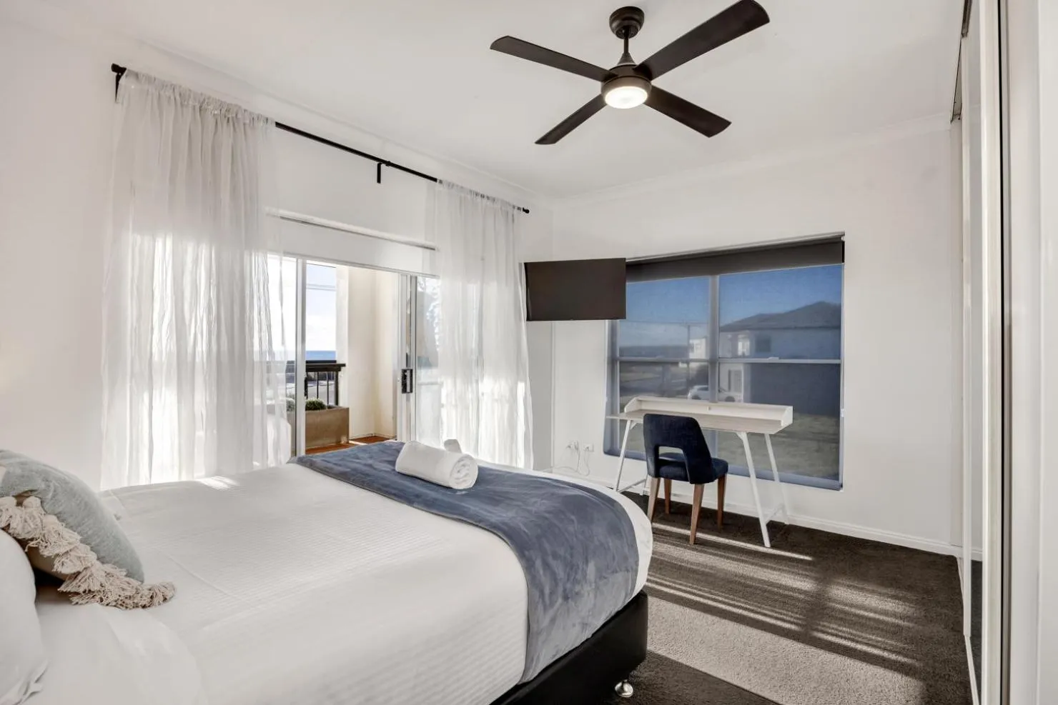 Bed in Coast Motel and Apartments