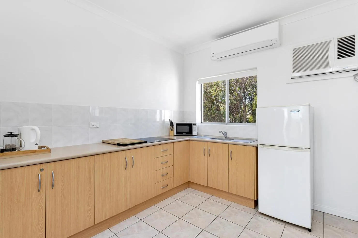 Kitchen or kitchenette in Coast Motel and Apartments