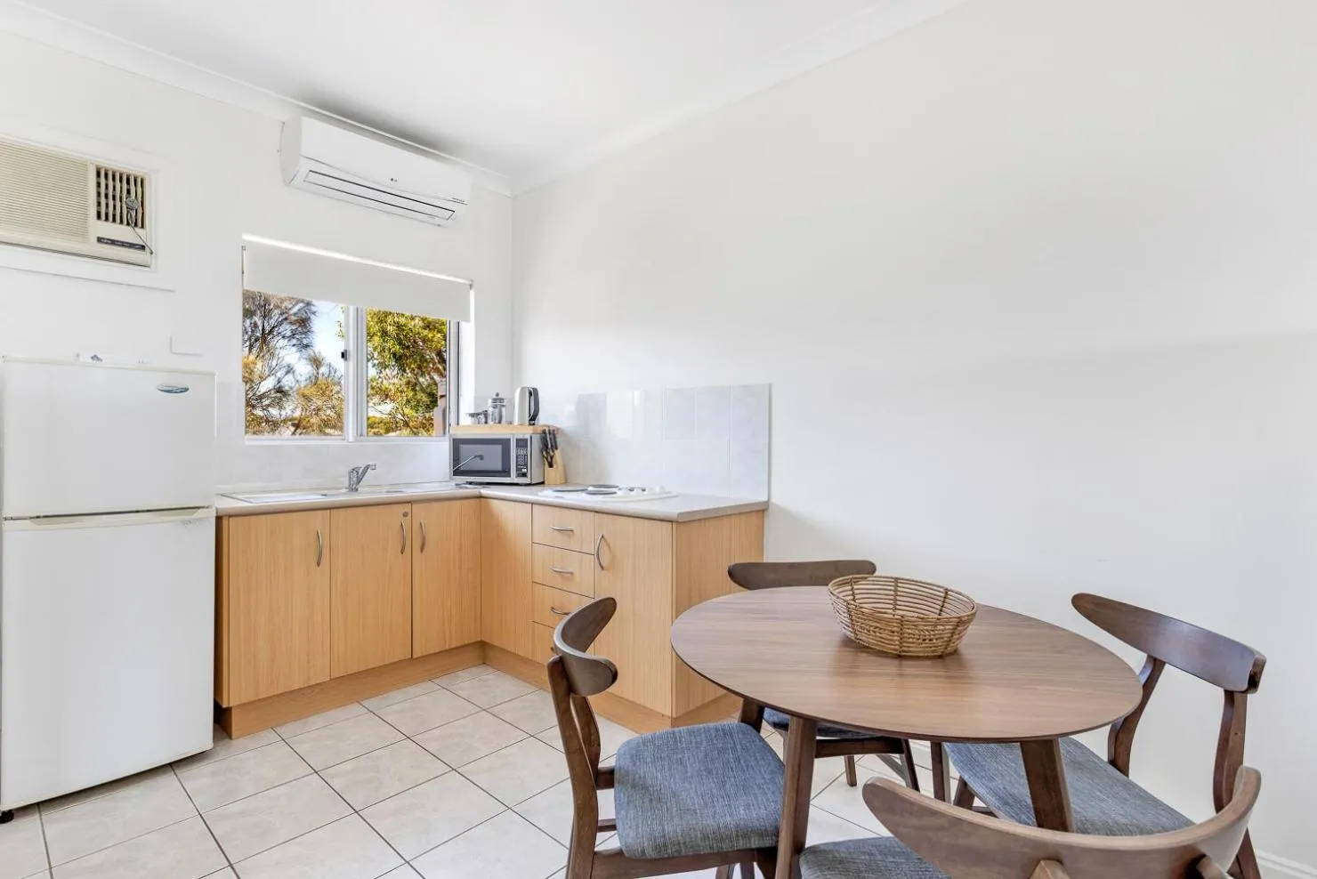 Kitchen or kitchenette in Coast Motel and Apartments