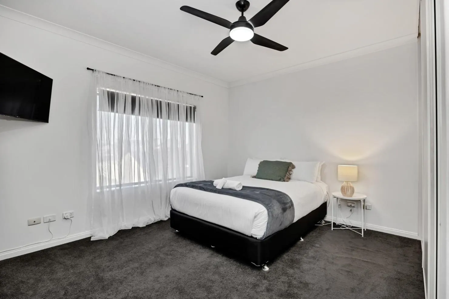 Bed in Coast Motel and Apartments