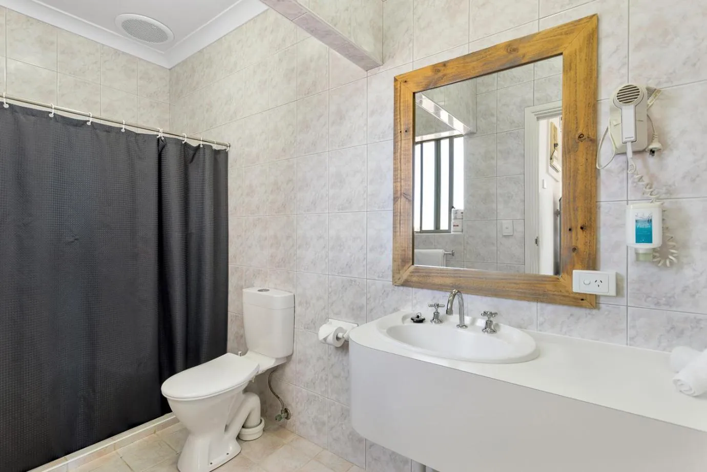 Shower in Coast Motel and Apartments