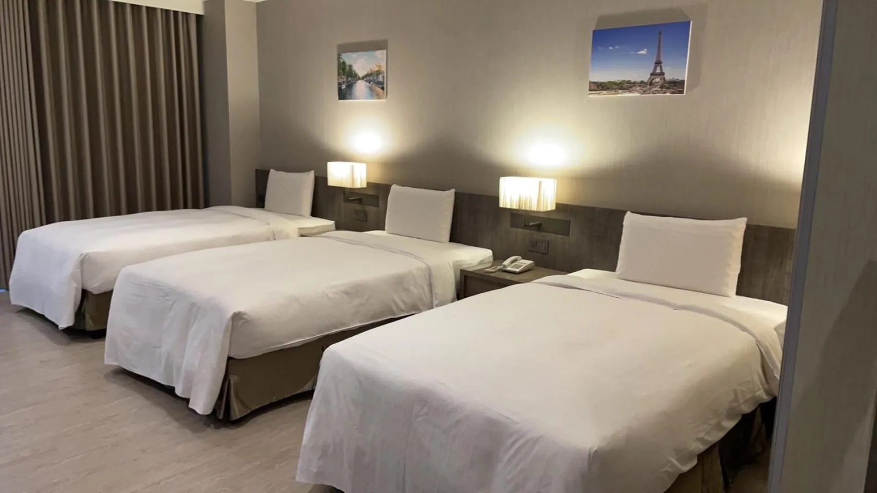 Bed in Jin Shi Hu Hotel