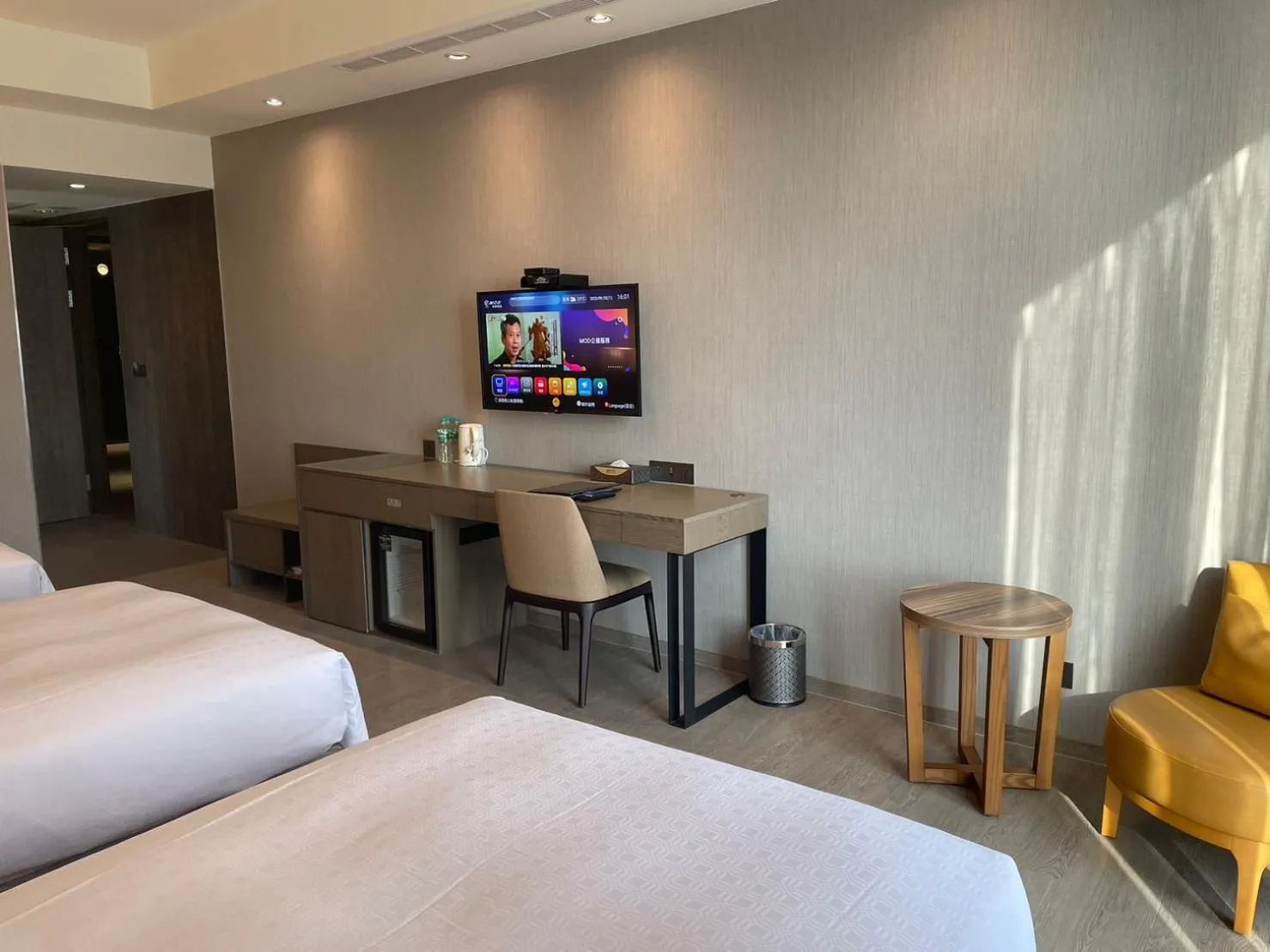 Bed in Jin Shi Hu Hotel