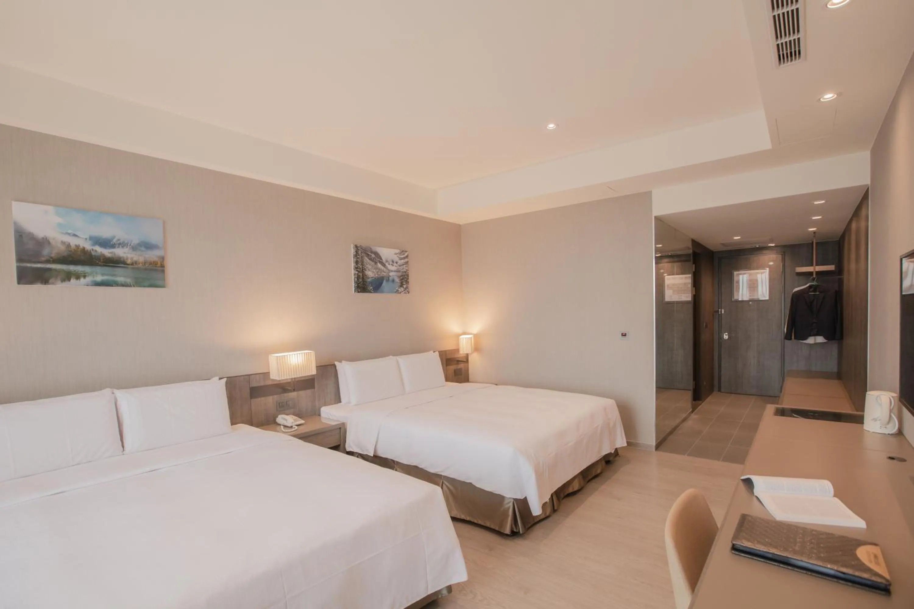 Bed in Jin Shi Hu Hotel