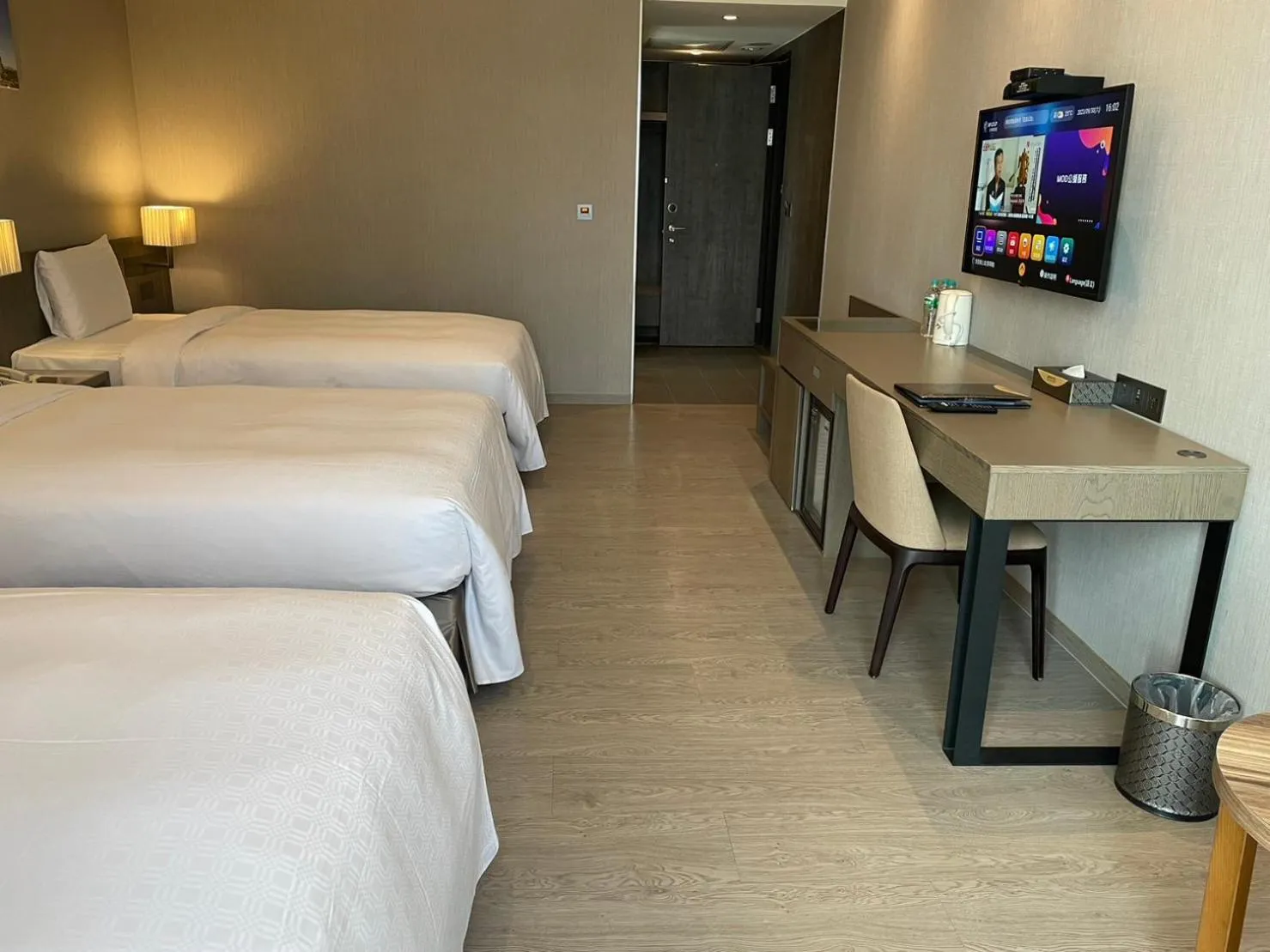 Bed in Jin Shi Hu Hotel