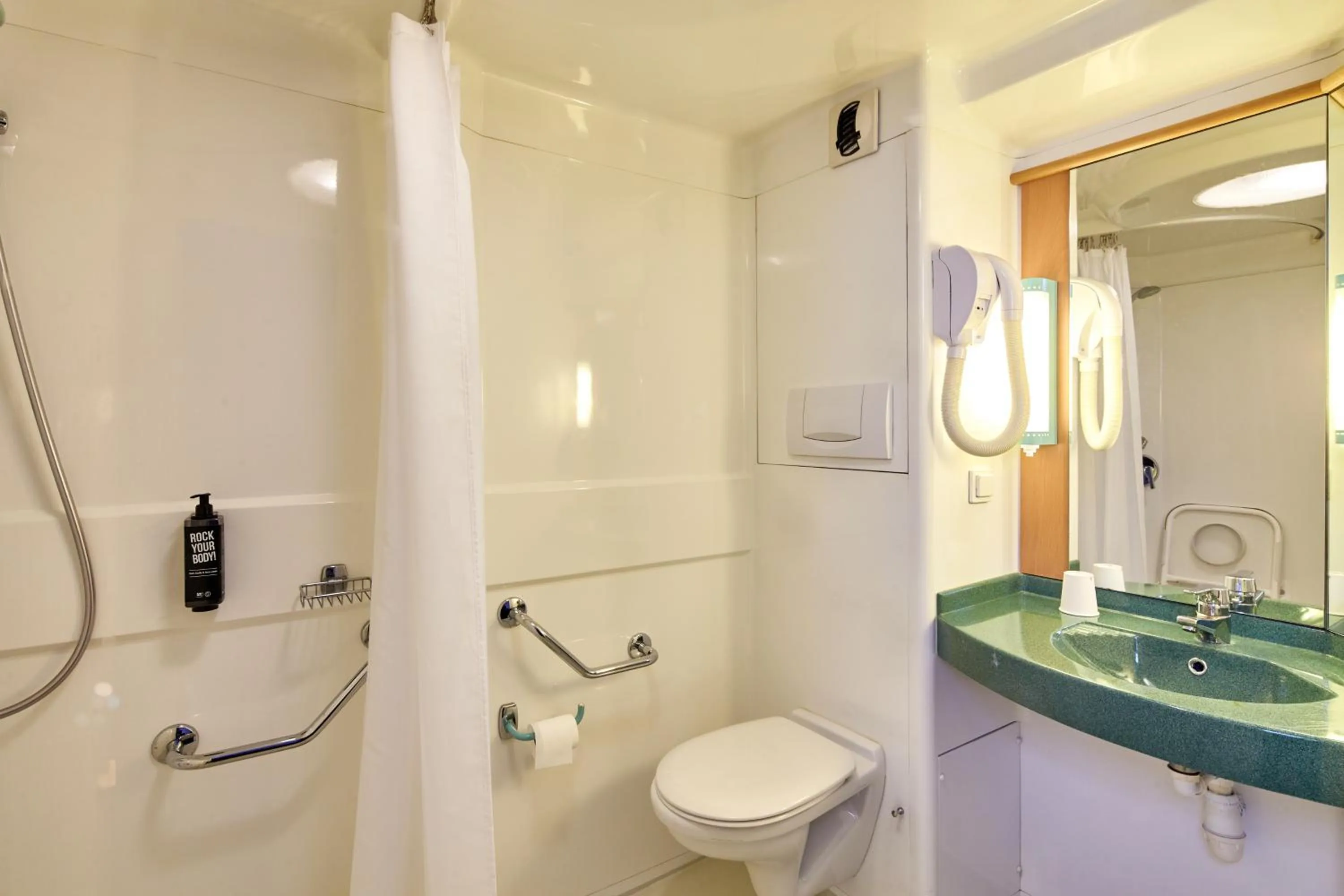 Bathroom in B&B HOTEL Paris Nord 2 CDG Aéroport