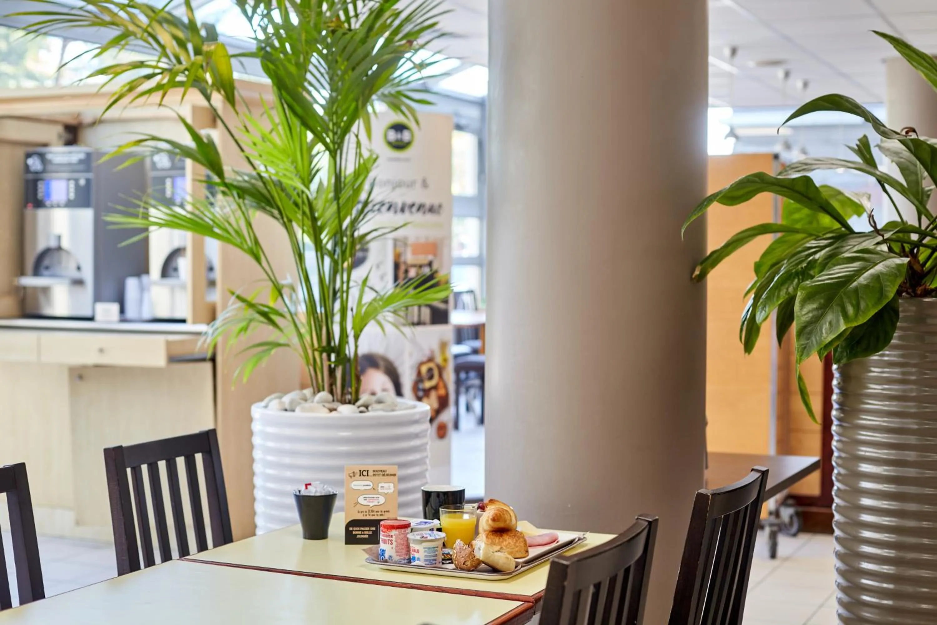 Breakfast in B&B HOTEL Paris Nord 2 CDG Aéroport