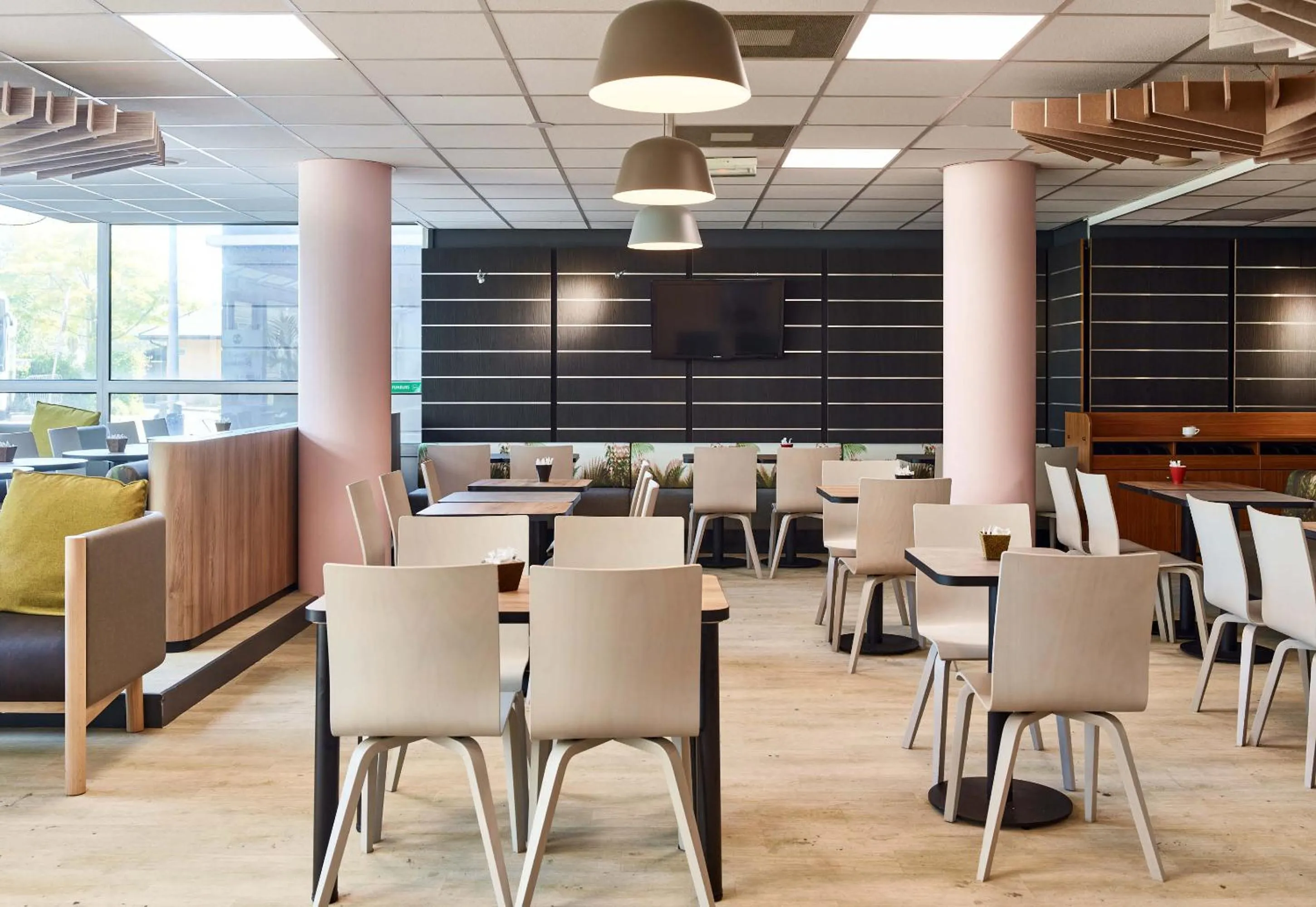 Restaurant/places to eat in B&B HOTEL Paris Nord 2 CDG Aéroport