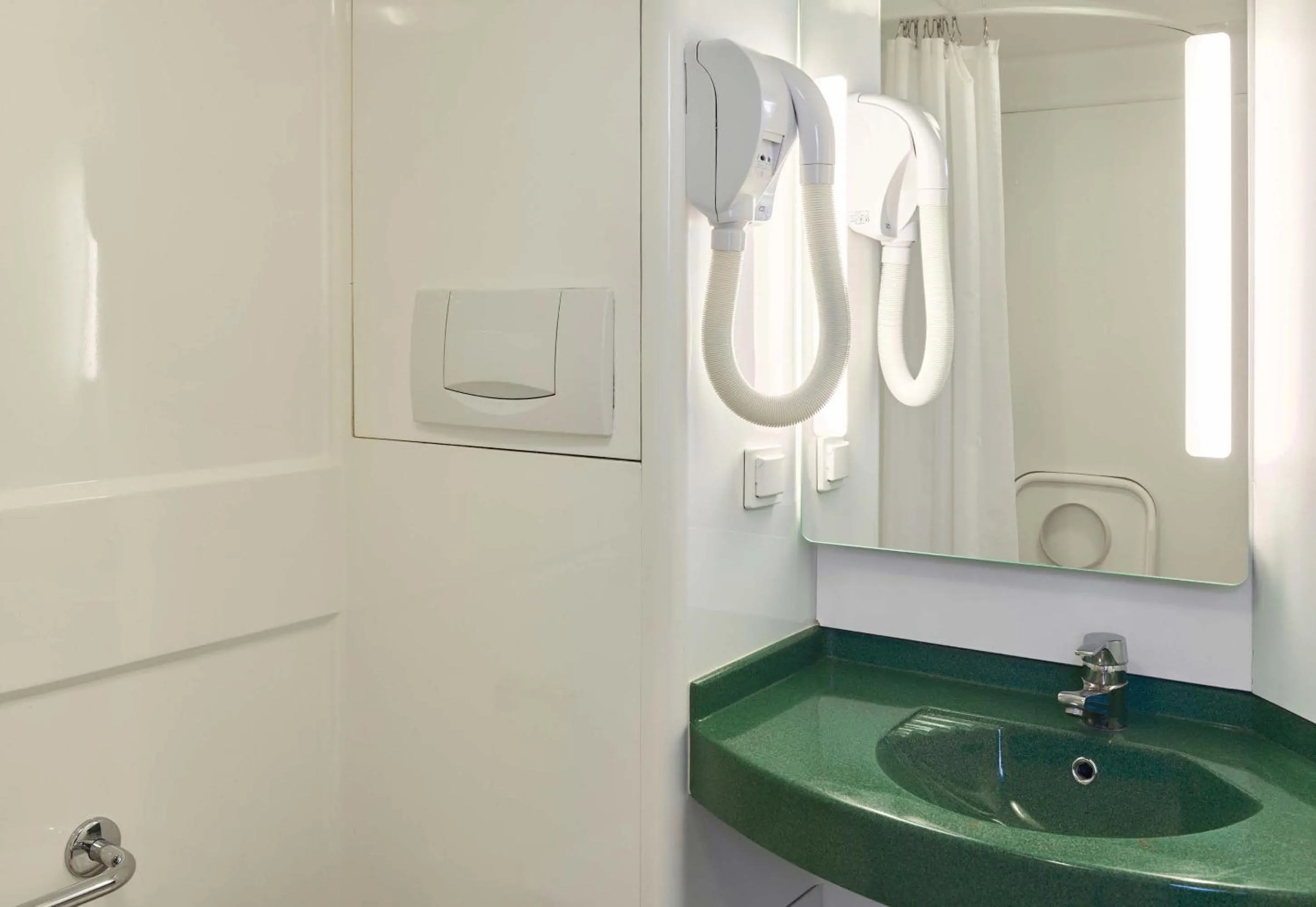 Bathroom in B&B HOTEL Paris Nord 2 CDG Aéroport