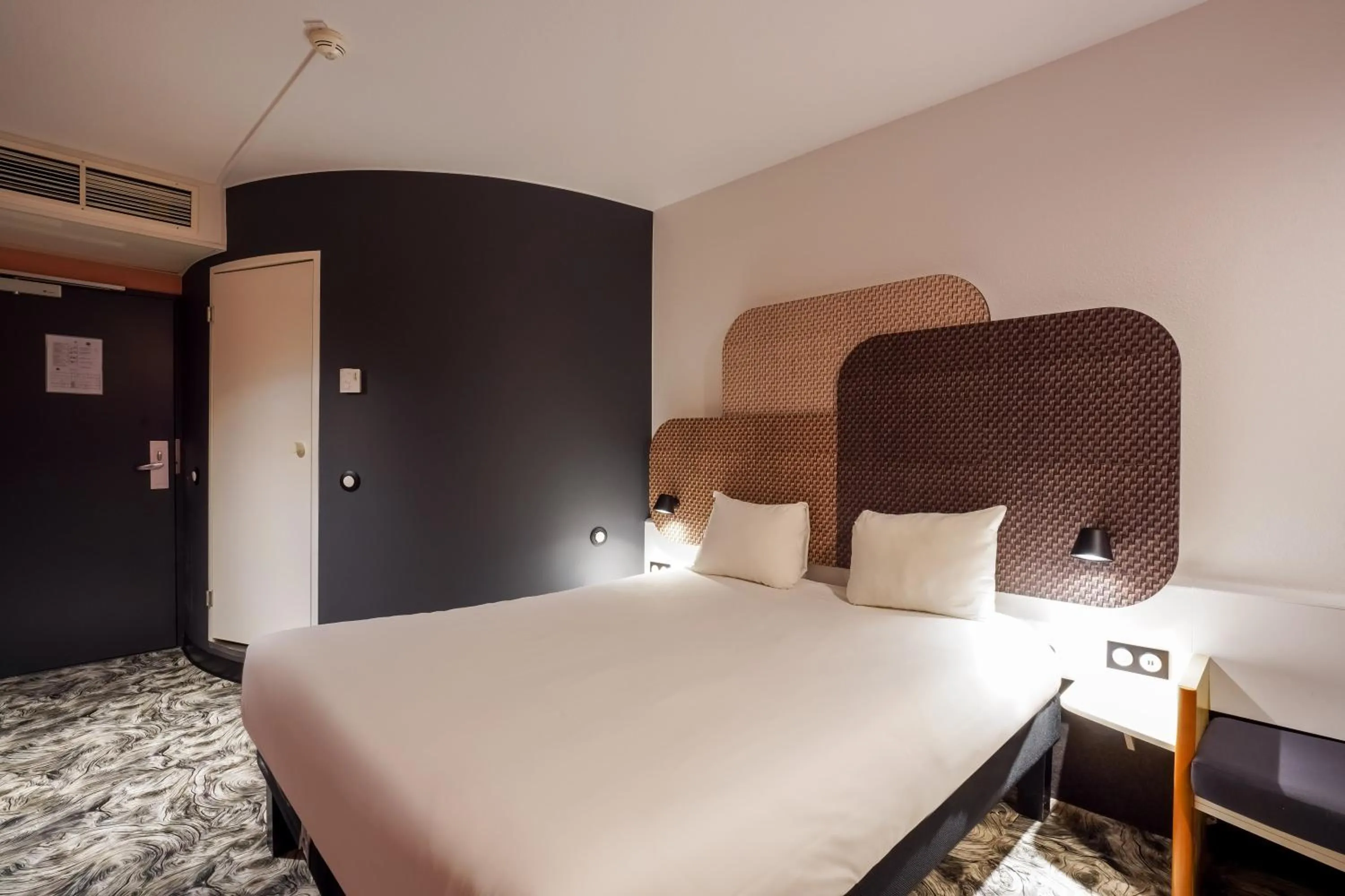 Bedroom, Bed in B&B HOTEL Paris Nord 2 CDG Aéroport