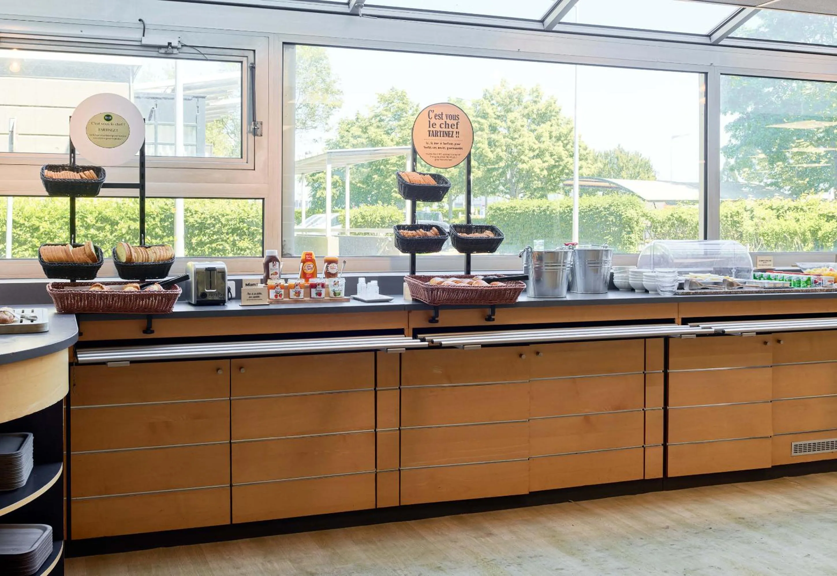 Buffet breakfast in B&B HOTEL Paris Nord 2 CDG Aéroport