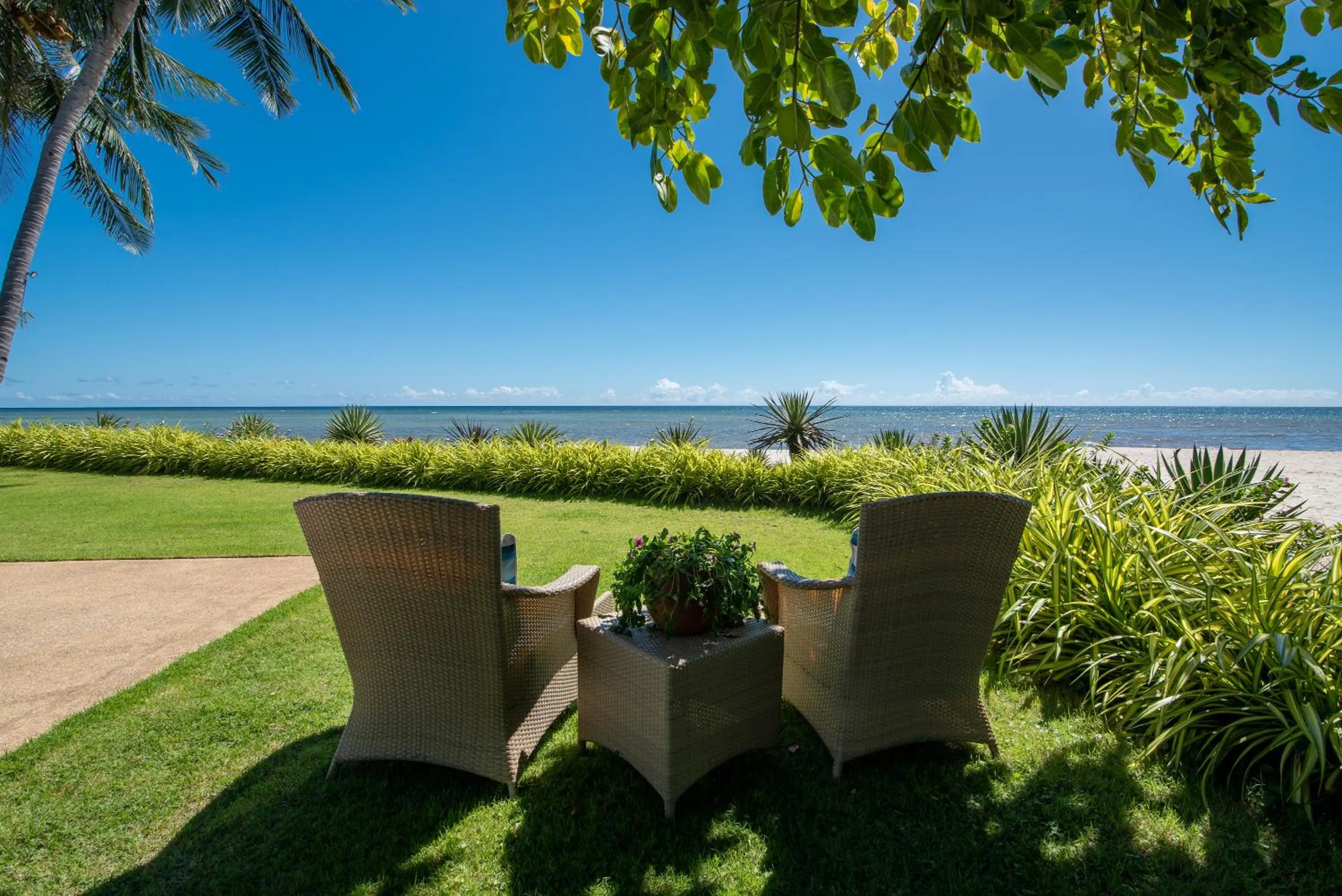 Garden in Beachfront Villa Baan Rim Haad 3BR