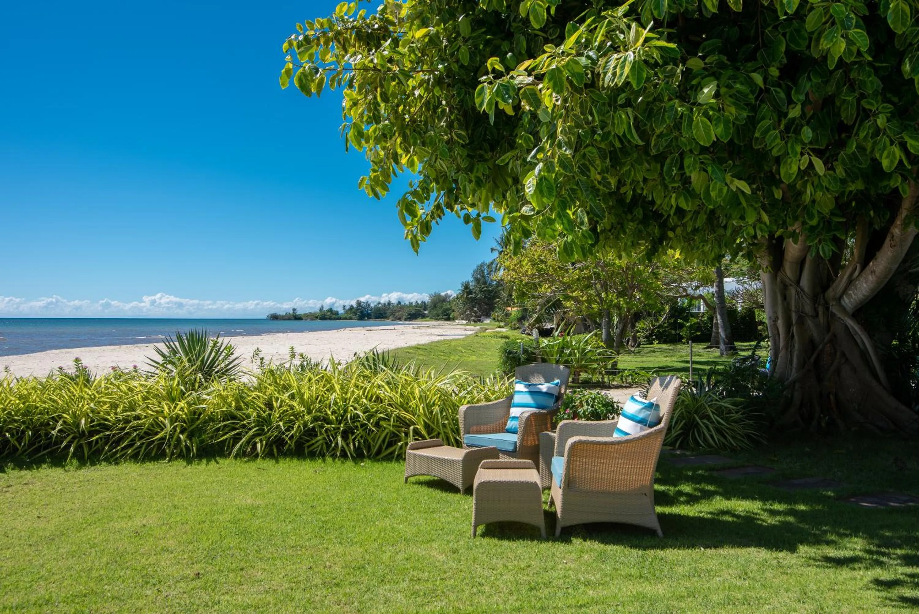 Garden in Beachfront Villa Baan Rim Haad 3BR