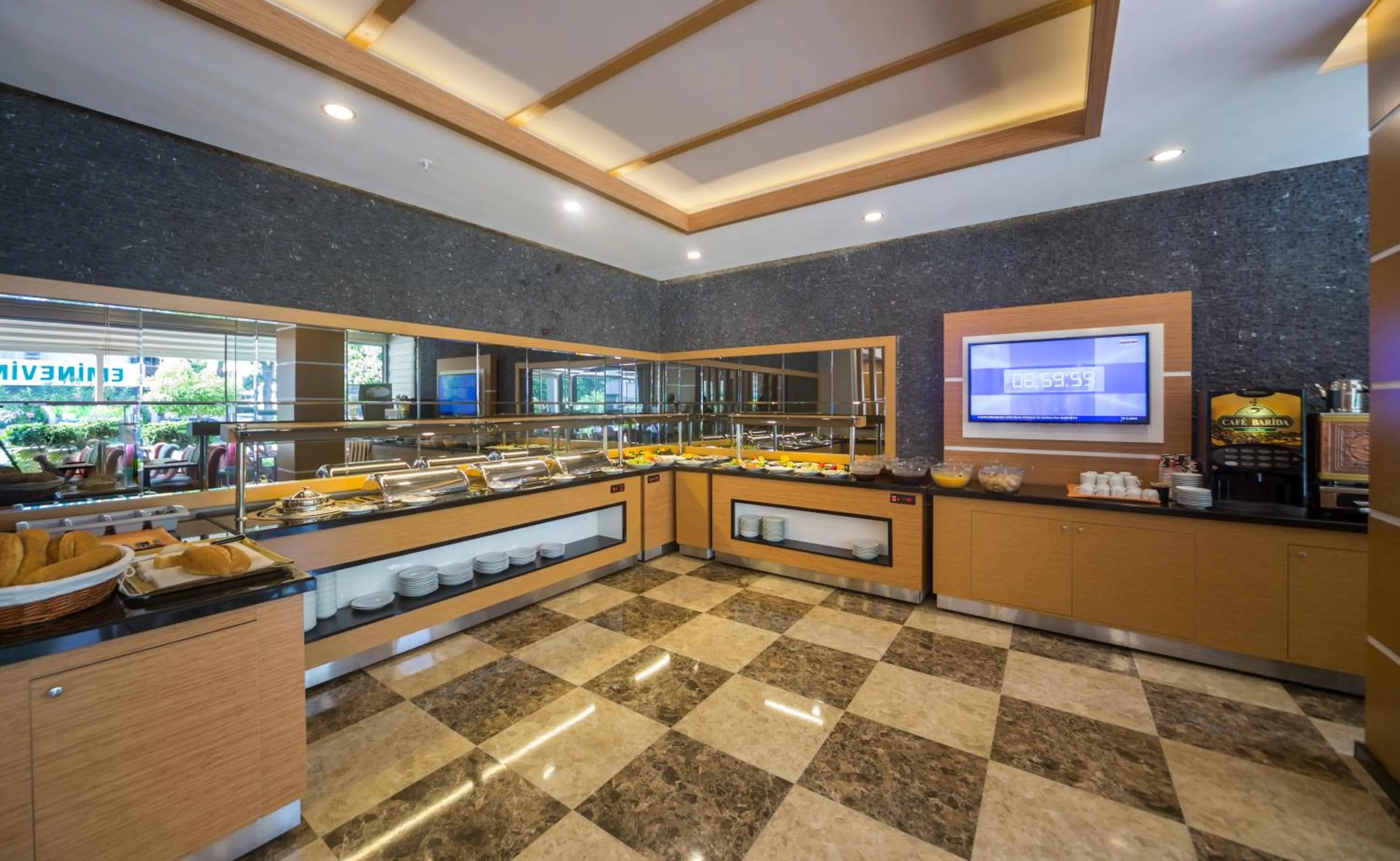 Restaurant/places to eat in Lonicera City Hotel