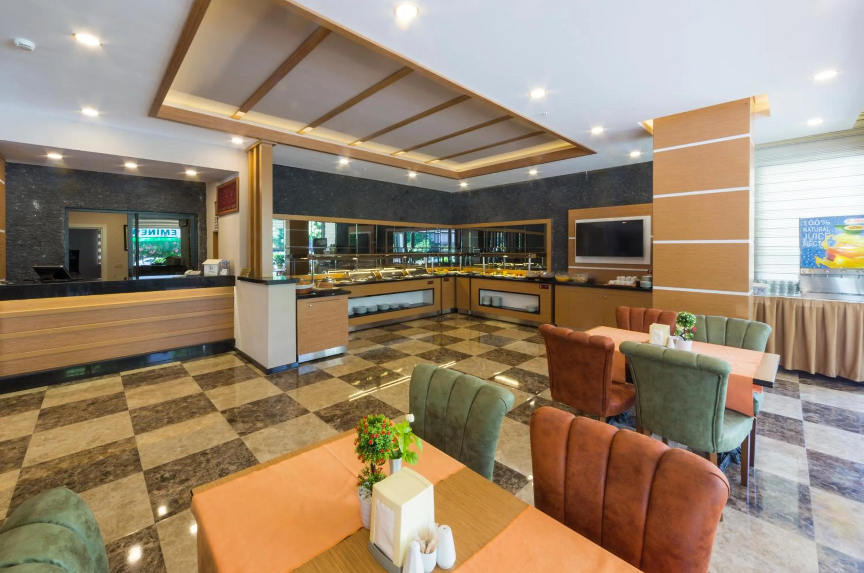 Restaurant/places to eat in Lonicera City Hotel