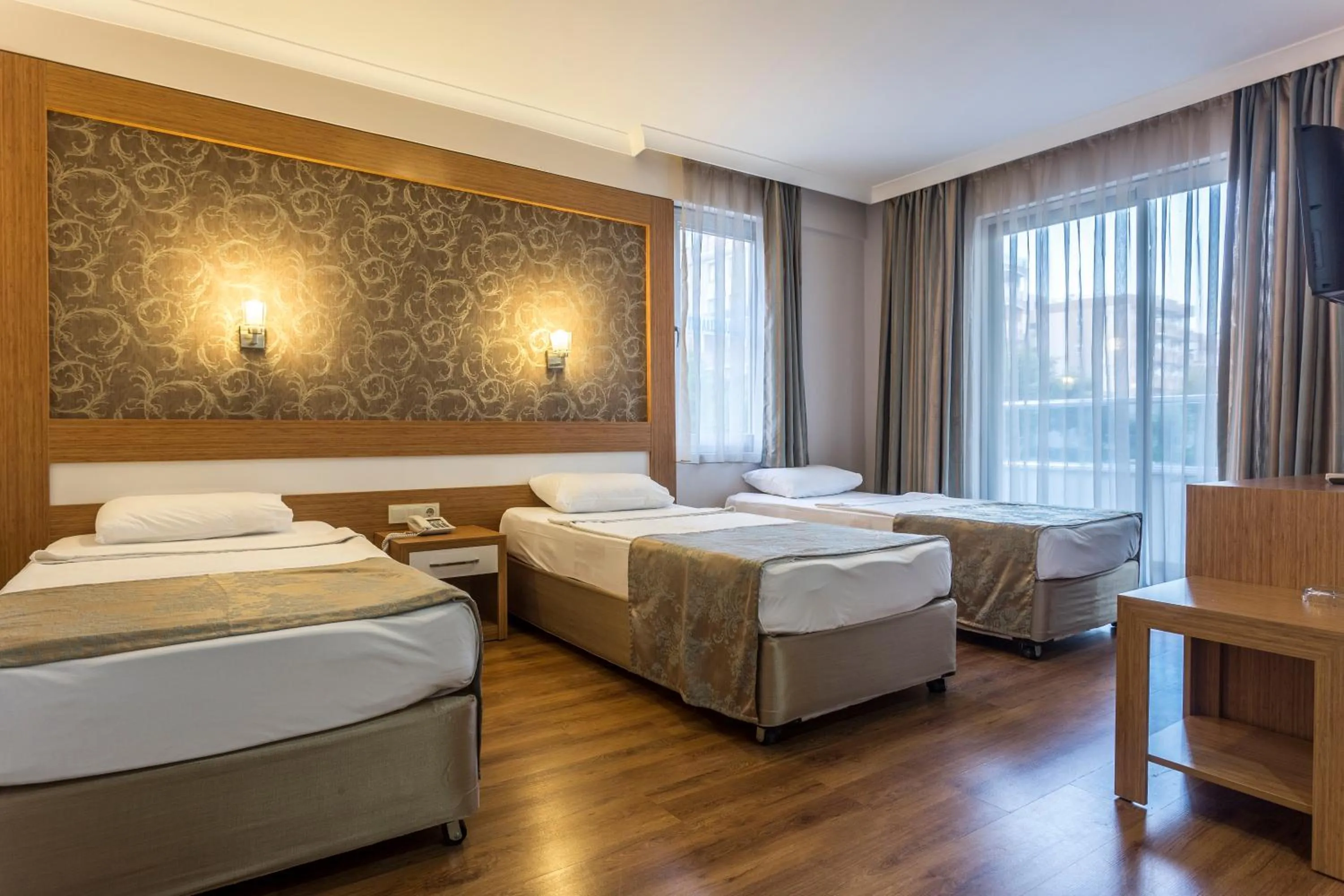 Bedroom, Bed in Lonicera City Hotel
