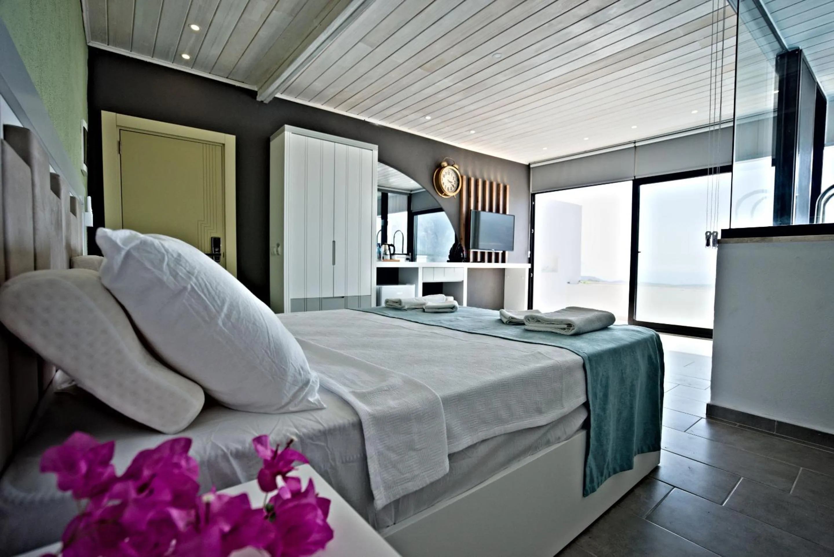 Photo of the whole room, Bed in Stonehillkaş