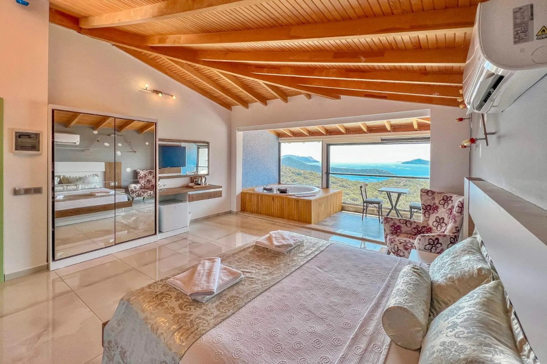 Photo of the whole room in Stonehillkaş